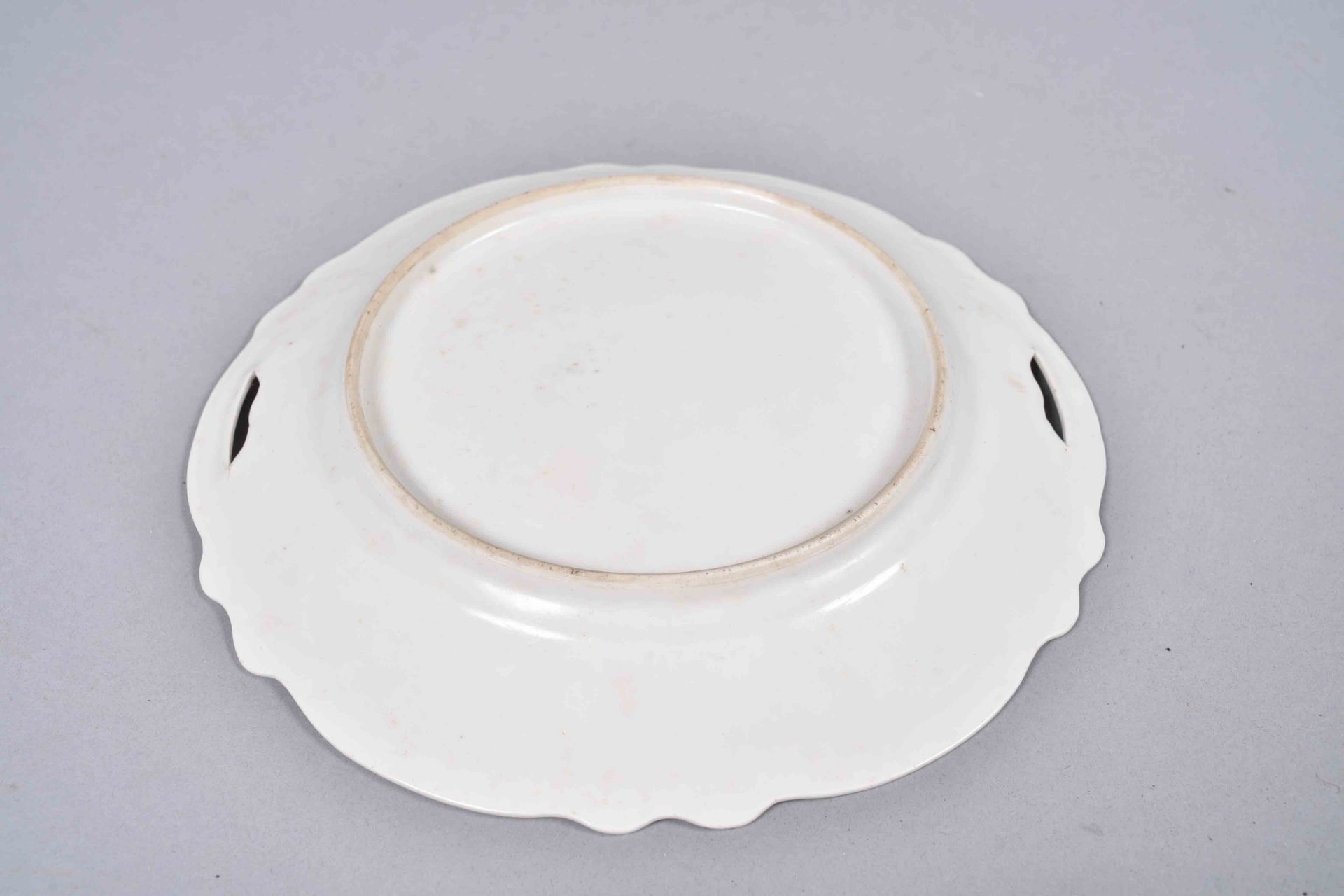 All- Assiette à gâteau en porcelaine à décor en polychromie d’une Croix de fer entourée de - Bild 2 aus 2