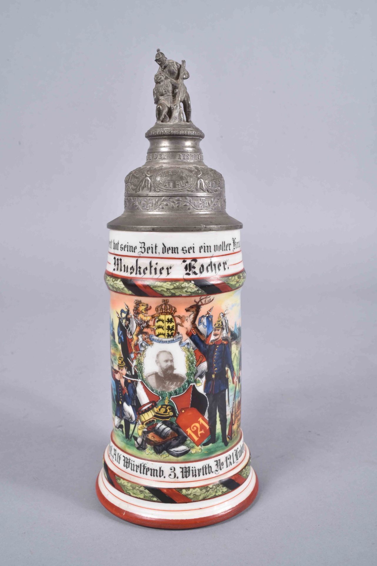 Wurtemberg. Chope allemande en porcelaine du 121° régiment d'infanterie. Petite fêle au col. Hauteur