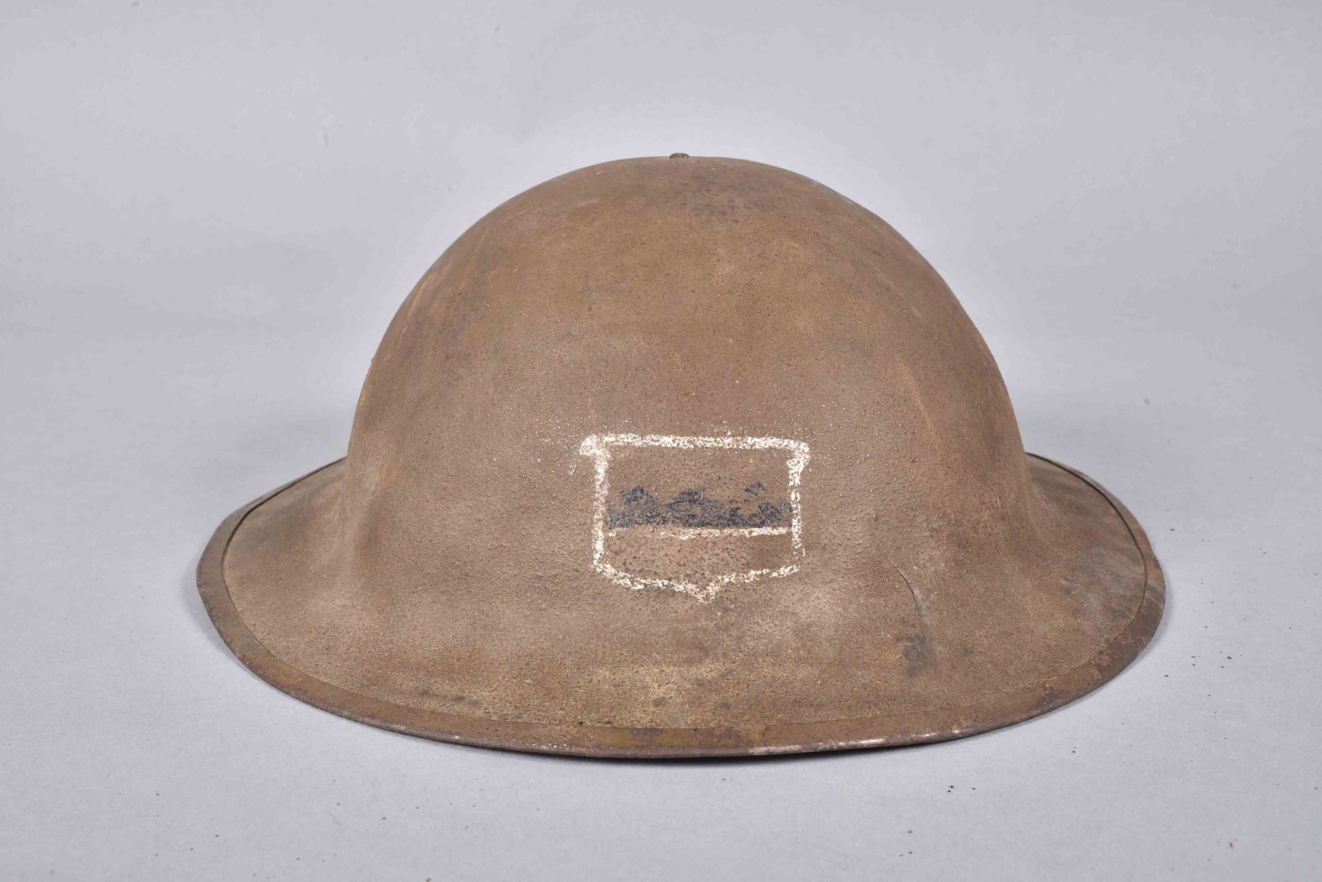 US- Casque M-1917 de la 80th division américaine Blue Ridge. Coque en acier recouverte d’une