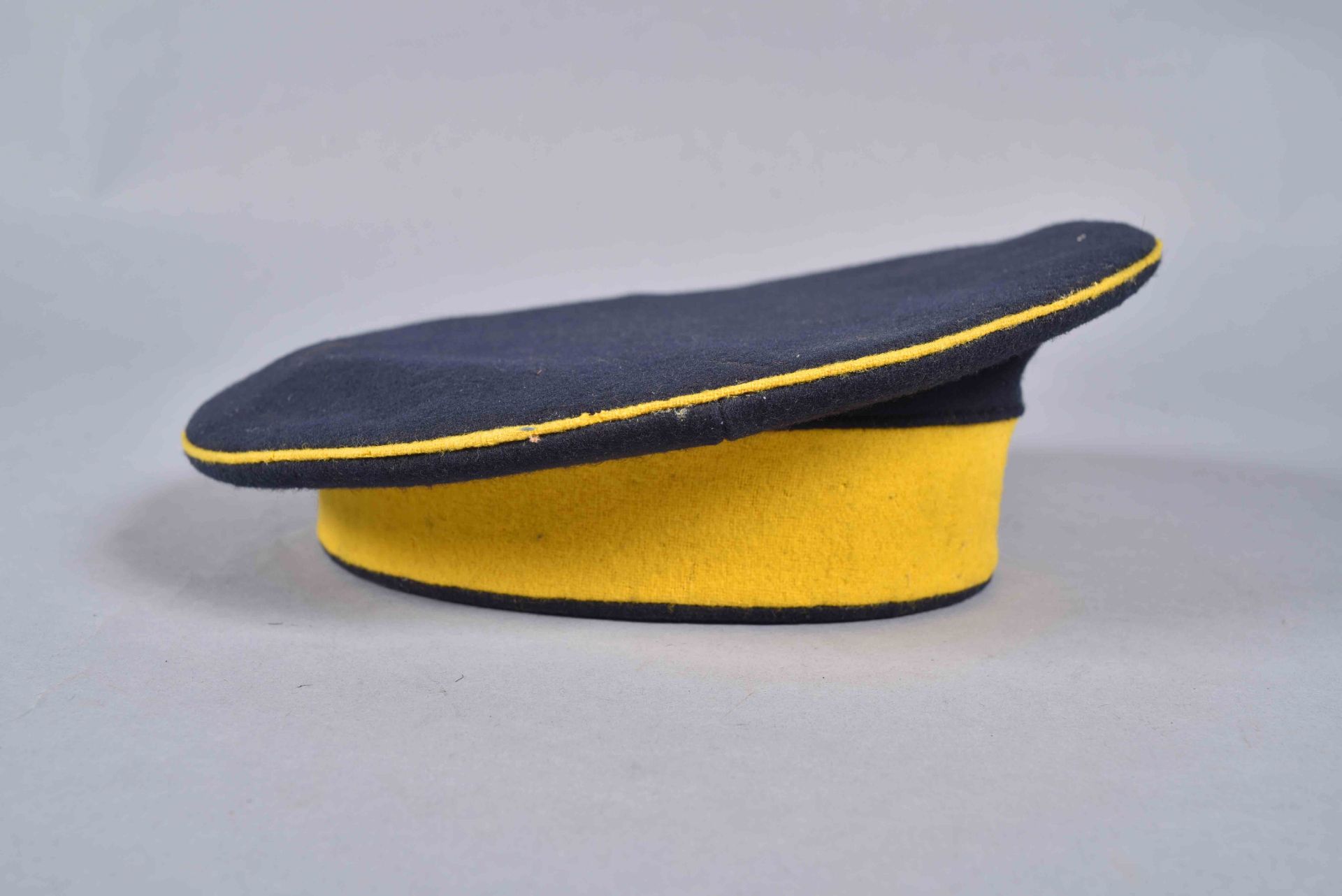 Russie. Bonnet de police du ? Uhlan, en drap bleu, bandeau et passepoil jaune. Bonne cocarde, - Bild 4 aus 5