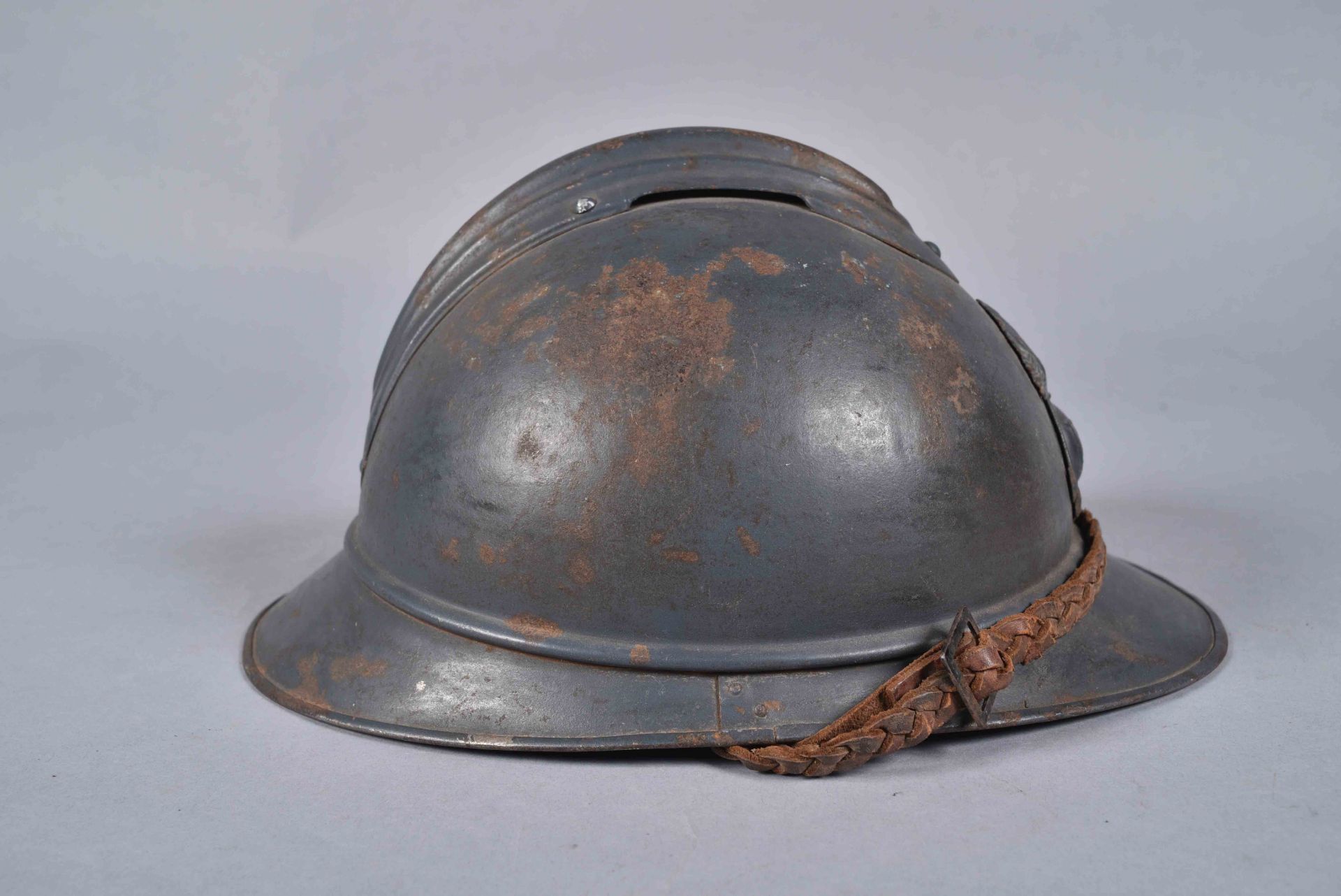 Casque Adrian 1915. Colonial. Peinture bleu clair d’usine avec l’attribut d’une teinte identique. - Bild 4 aus 5