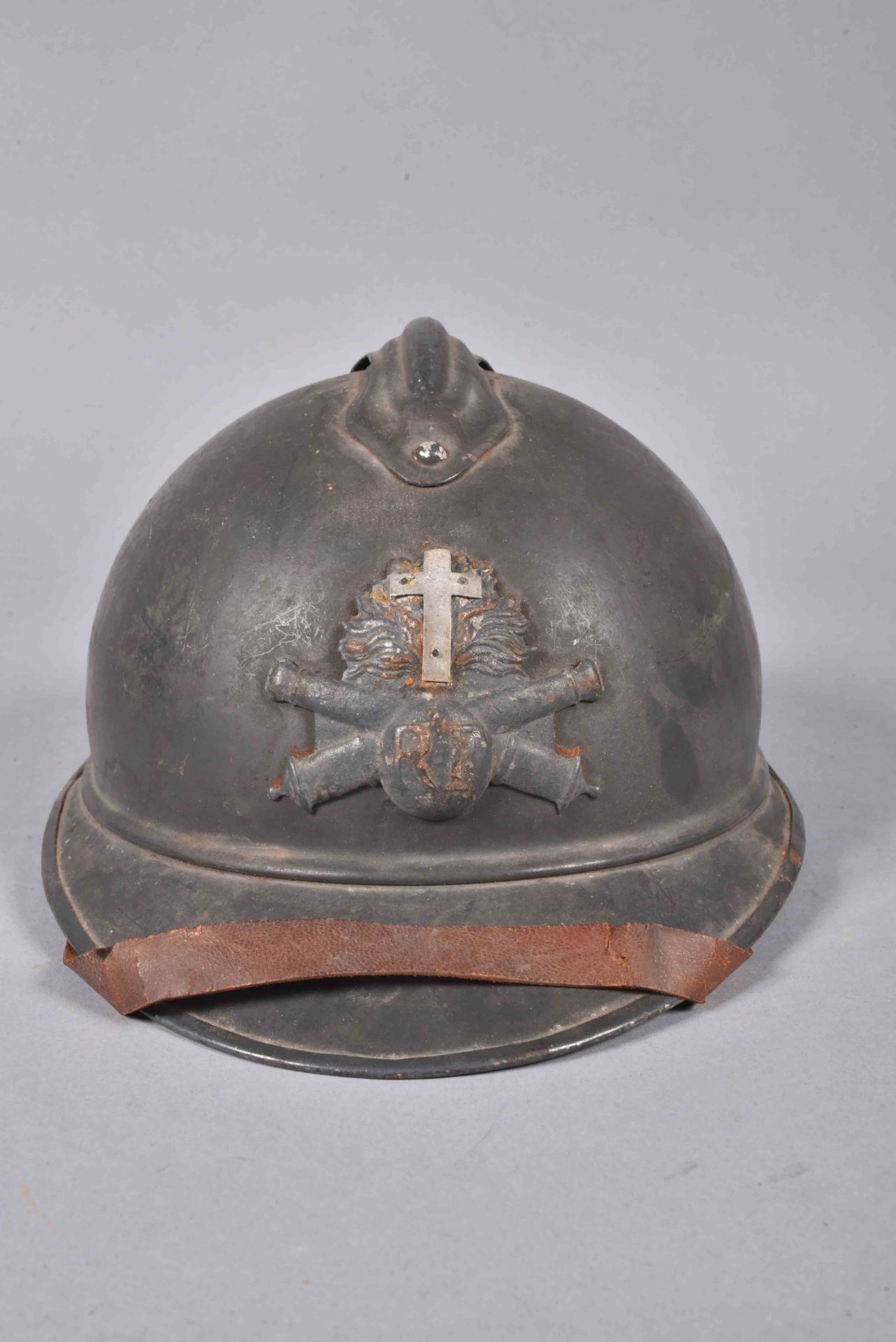 Casque Adrian 1915. Artillerie. Peinture bleu foncé d’usine. Coque B – JAPY. Attribut rehaussé d’une