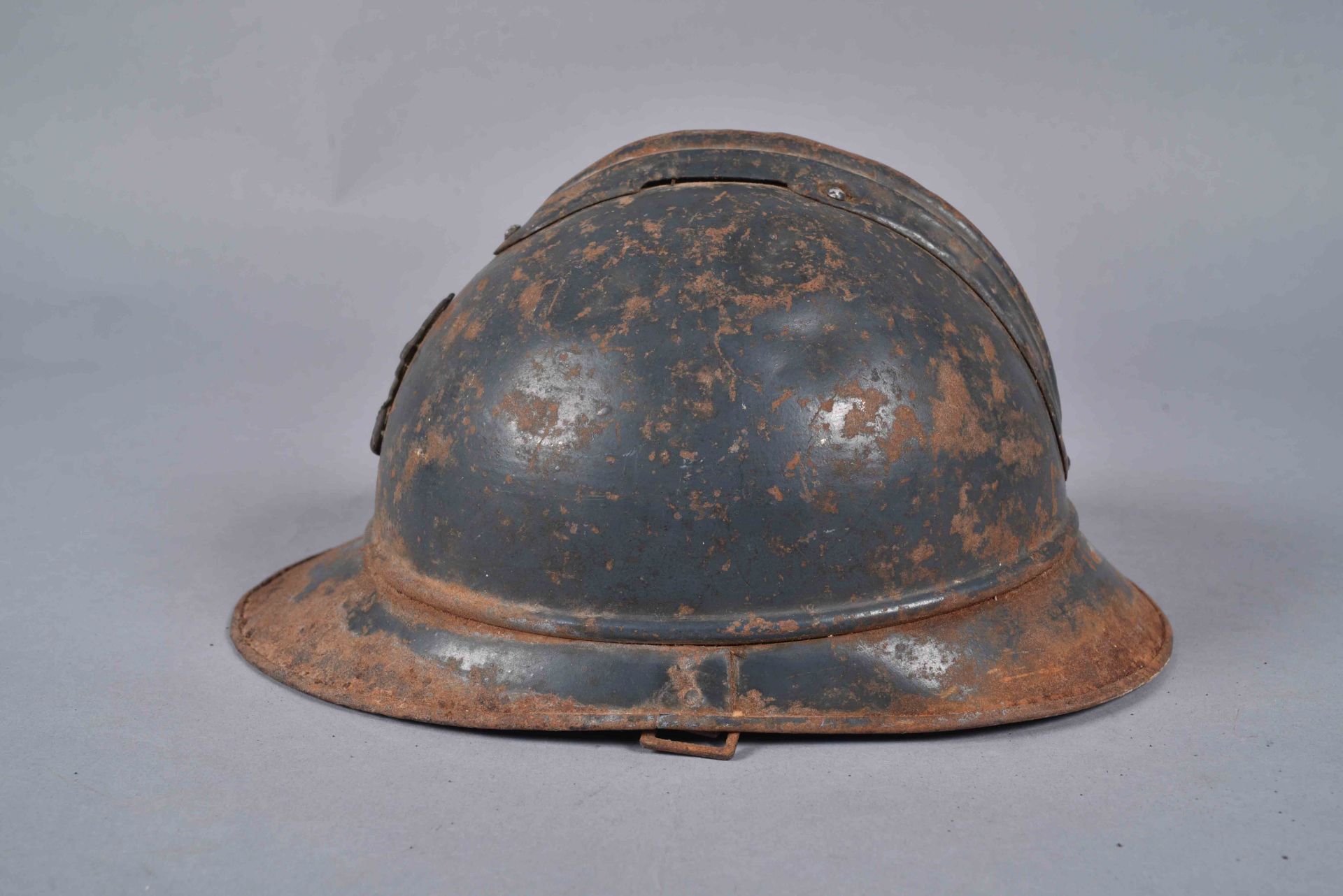 Casque Adrian 1915. Colonial. Peinture bleu d’usine Coque A, taille 56. Avec oxydations - Bild 2 aus 5