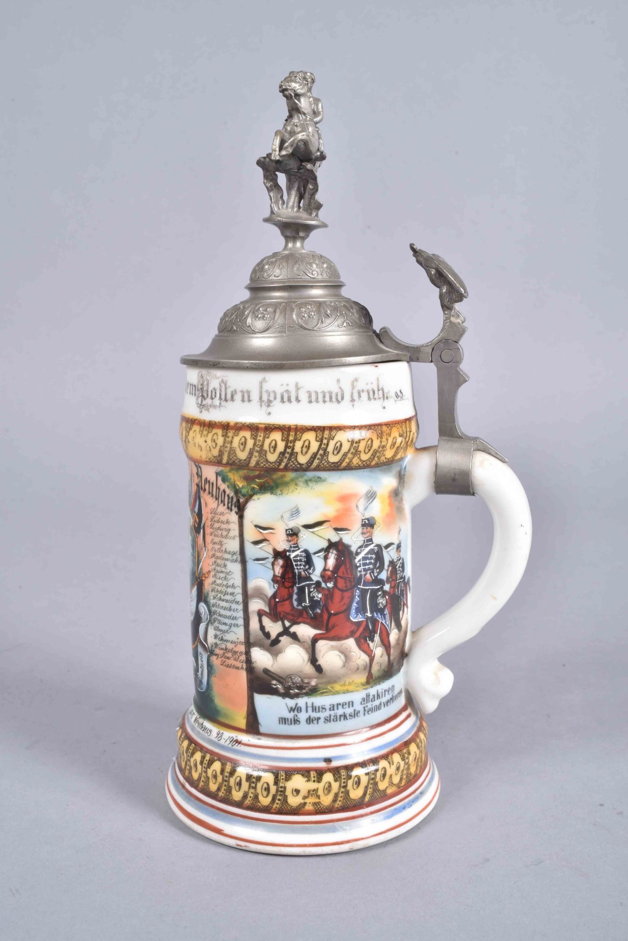 Prusse. Chope en porcelaine du 8 ème régiment de Hussard. Complète avec son couvercle surmontée d'un - Bild 2 aus 4