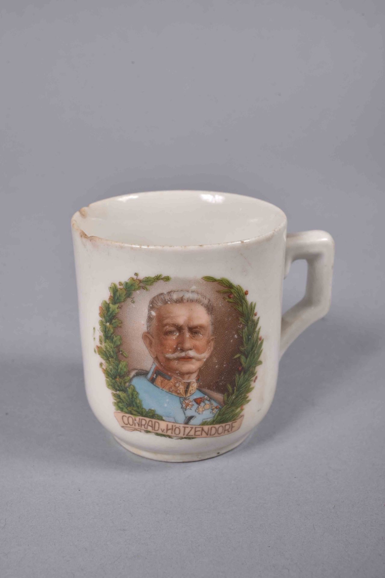 Tasse allemande en porcelaine représentant en buste Conrad von Hötzendorf. Bien marquée DVP, deux