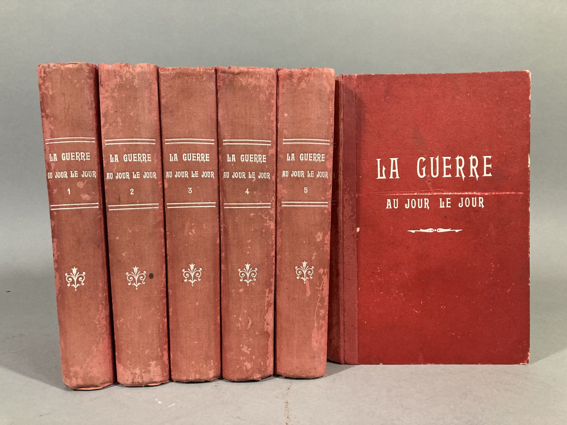 La GUERRE au JOUR le JOUR. 6 volumes reliés. Librairie Jules Tallandier- Paris. Usures au dos