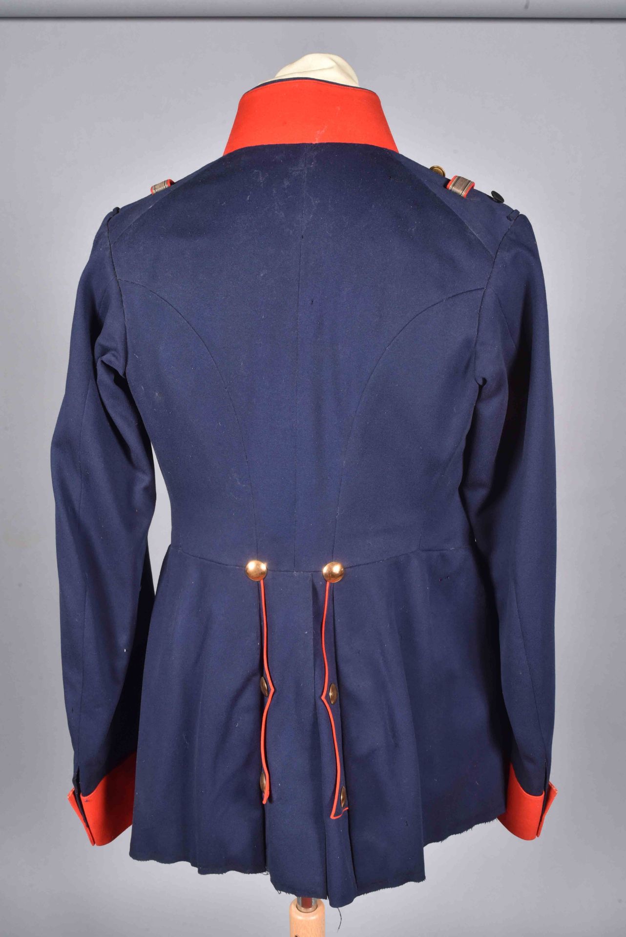 Waffenrock modèle 1900 de général. En drap bleu et parements rouge. Insigne copie de la grande croix - Bild 6 aus 9