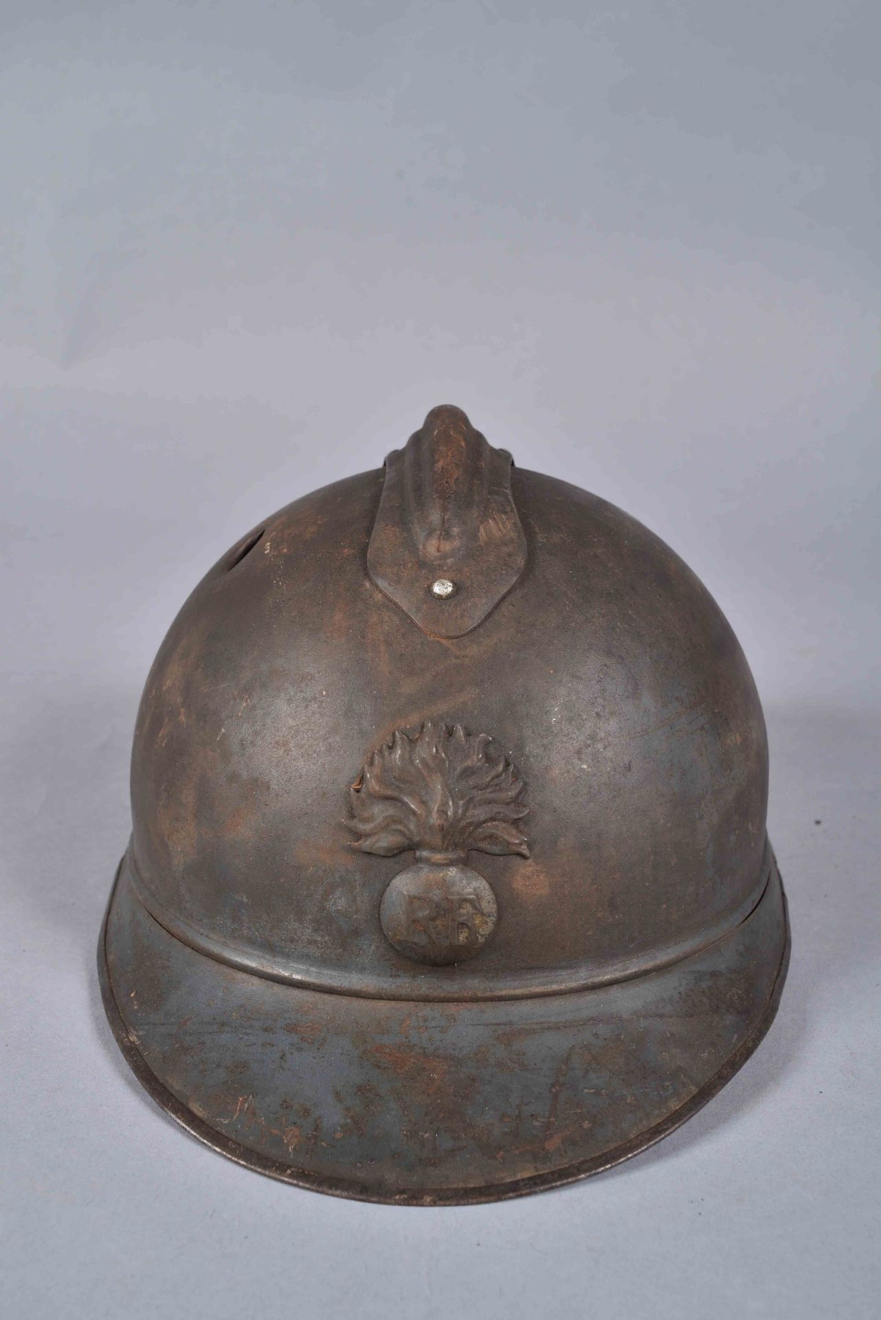 Casque Adrian 1915. Infanterie. Impacté. Peinture bleu claire d’usine avec l’attribut de la même