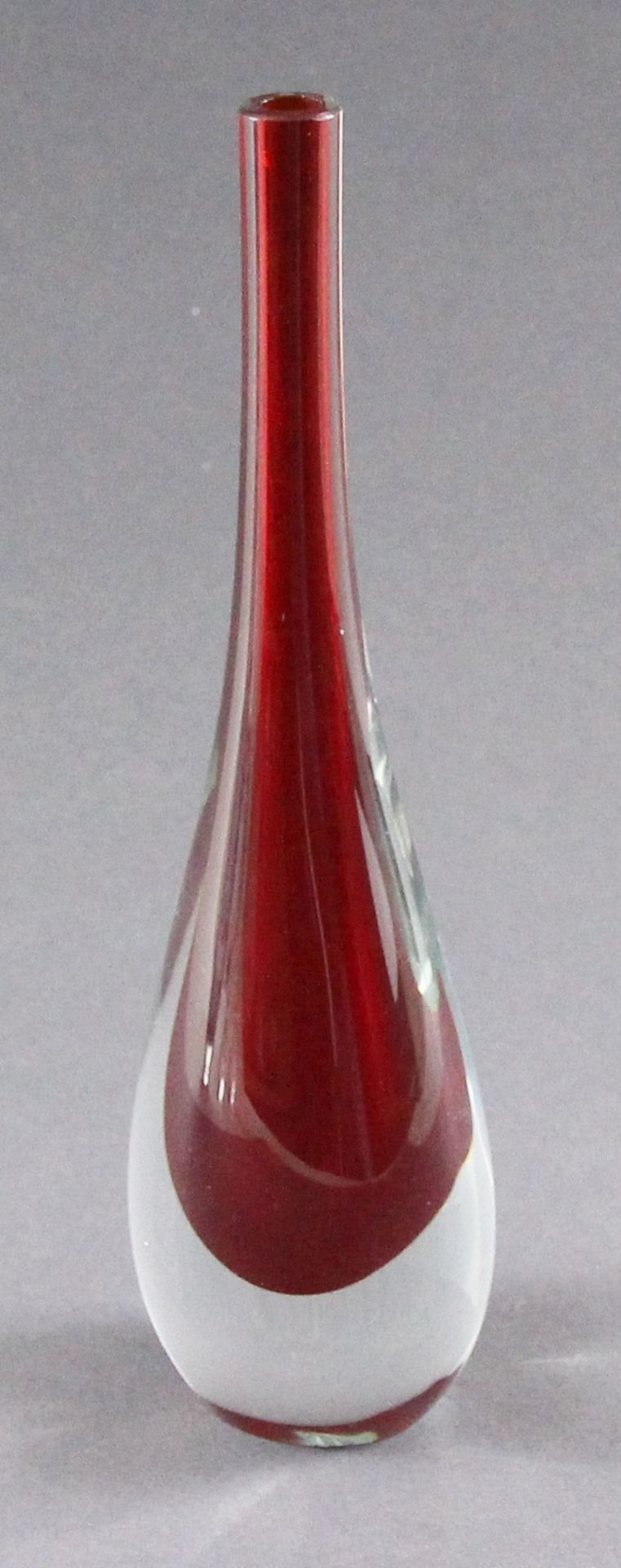 Sommerso-Vase, Murano, 1950er/60er Jahre , Bauchige Form mit schlankem Hals, roter Farbkern mit