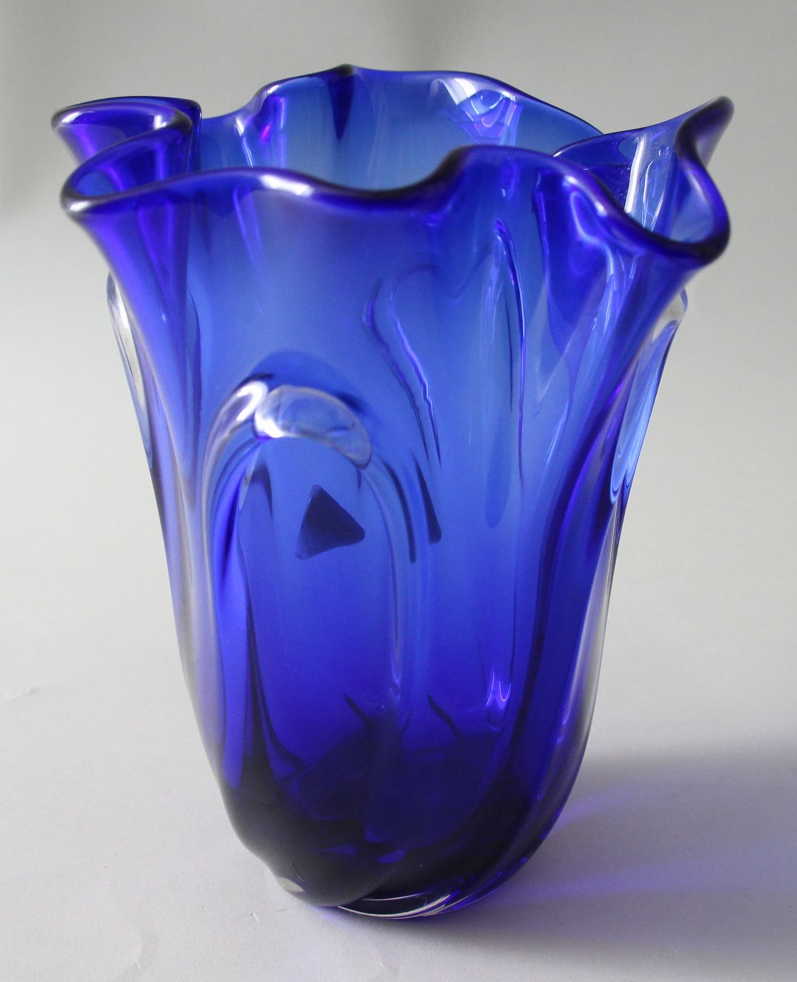 Blaue Designer Vase, "Kim Toftholm", Italien, 20.Jhd. , Etikettsigniert, Höhe: ca 22,5cm,