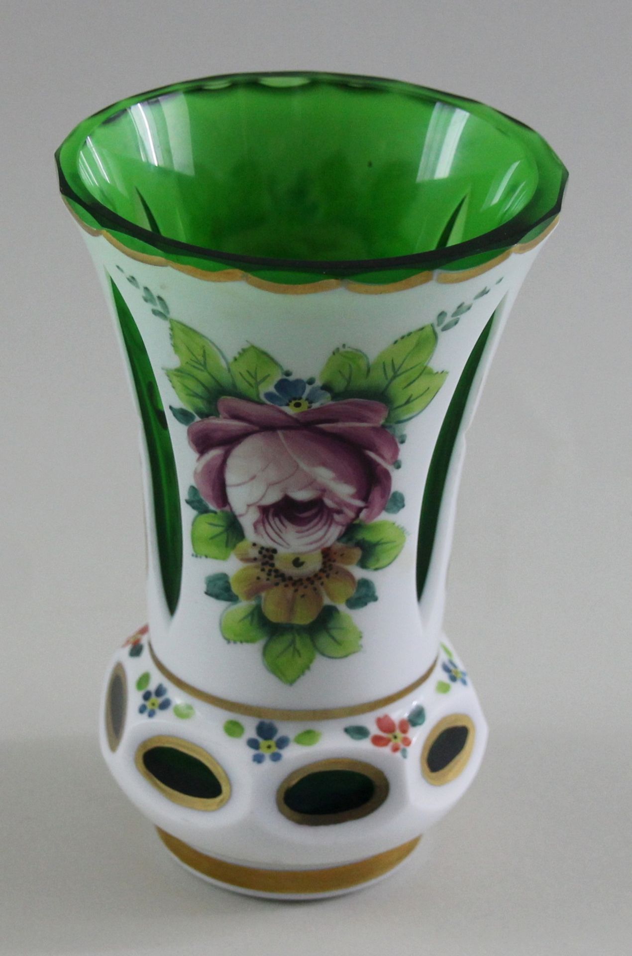 Vase, Böhmen, um 1900 , grünfarben eingefärbtes Glas mit weißem Überfang, umlaufende Felder