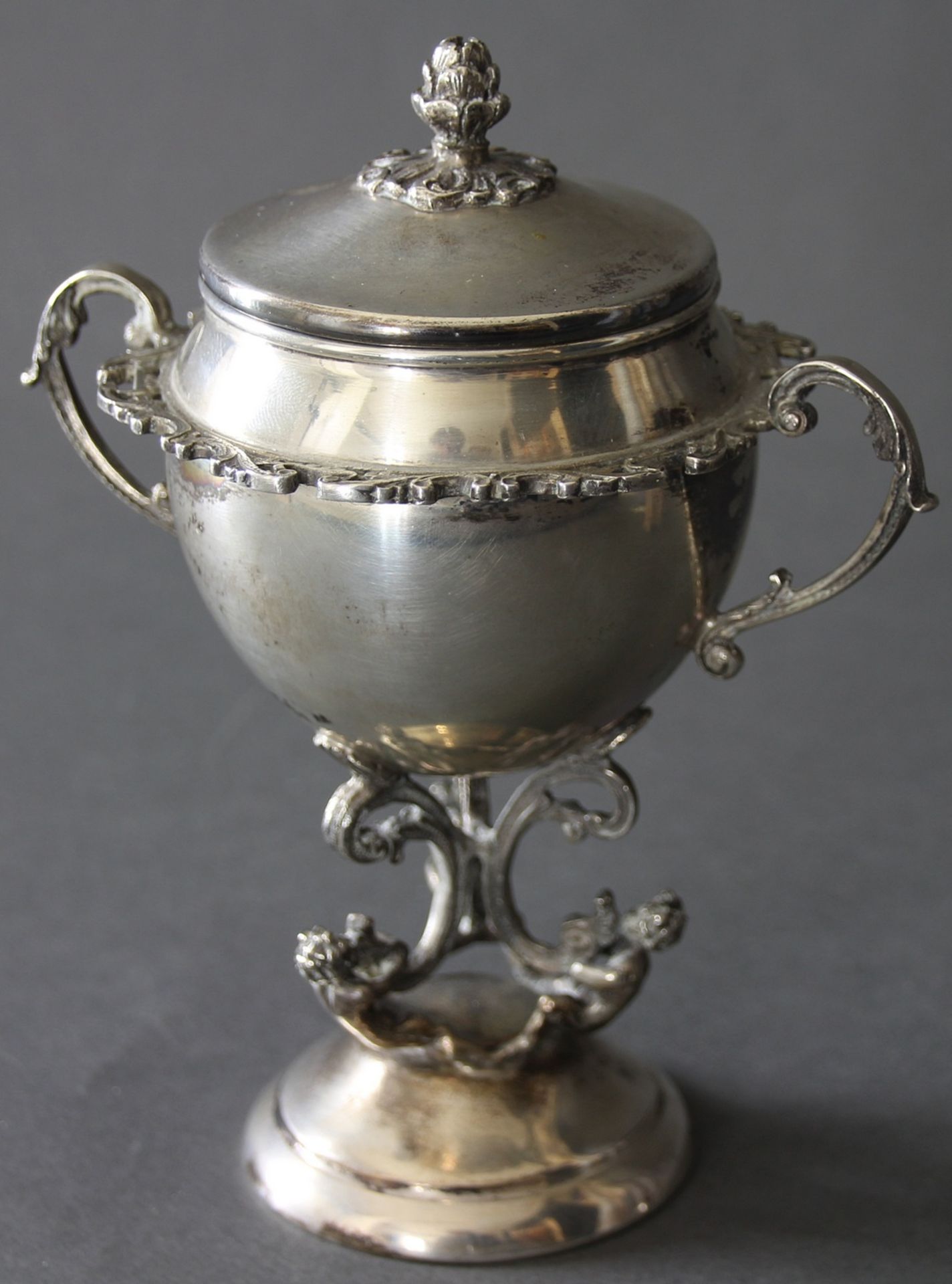 Kleiner Deckel-Pokal, 800er Silber, Anfang 20.Jhd., Ges.-Gew. ca.: 233gr. , Gepunzt "34 VC 800",
