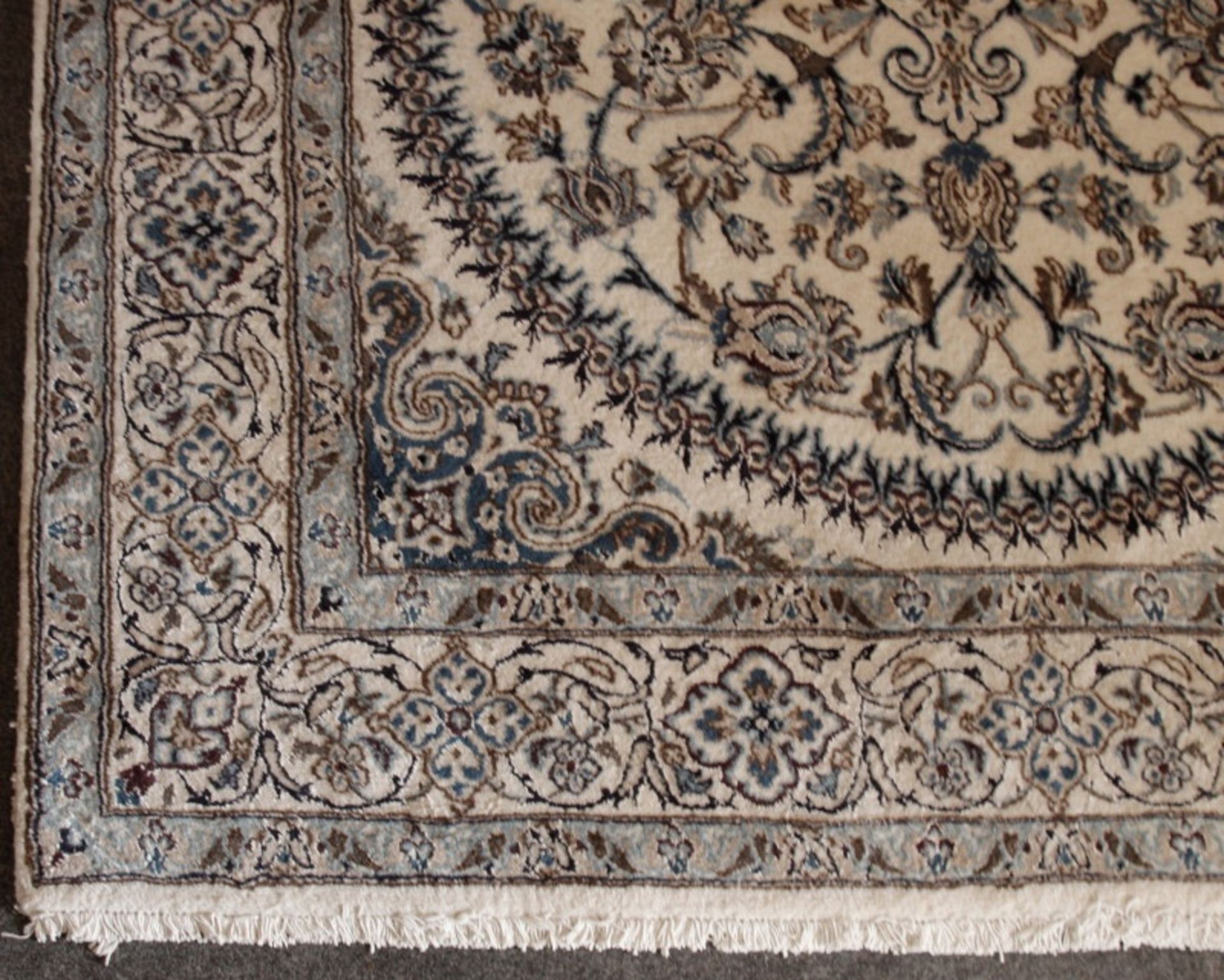 Grosser Nain, Wolle mit Seidenfaden, Iran , Hellgrundig mit floralen Motiven, Länge ca.: 300cm, - Image 3 of 3