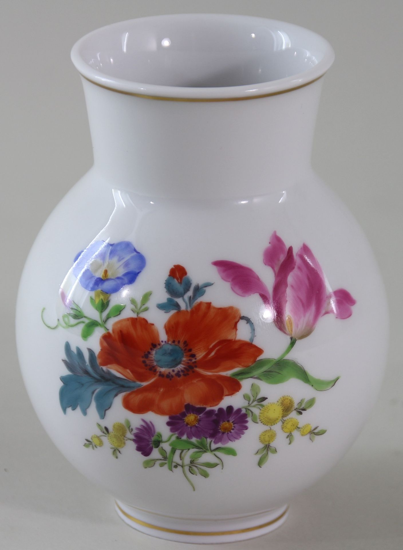 Vase, Meissen, "Bunte Blume", I. Wahl, 20.Jhd. , mit Goldrand, eingezogener Hals, unterglasurblaue