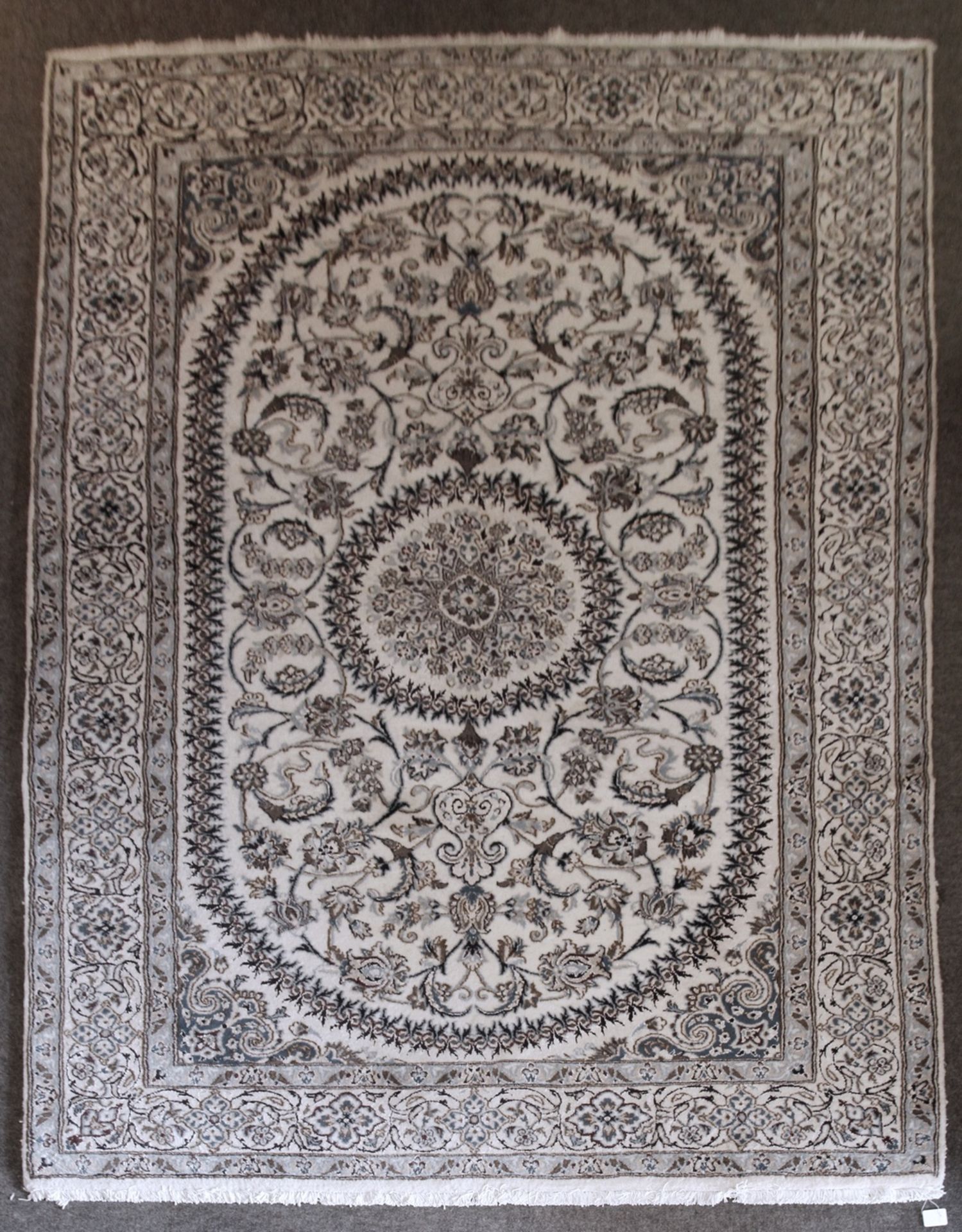 Grosser Nain, Wolle mit Seidenfaden, Iran , Hellgrundig mit floralen Motiven, Länge ca.: 300cm,