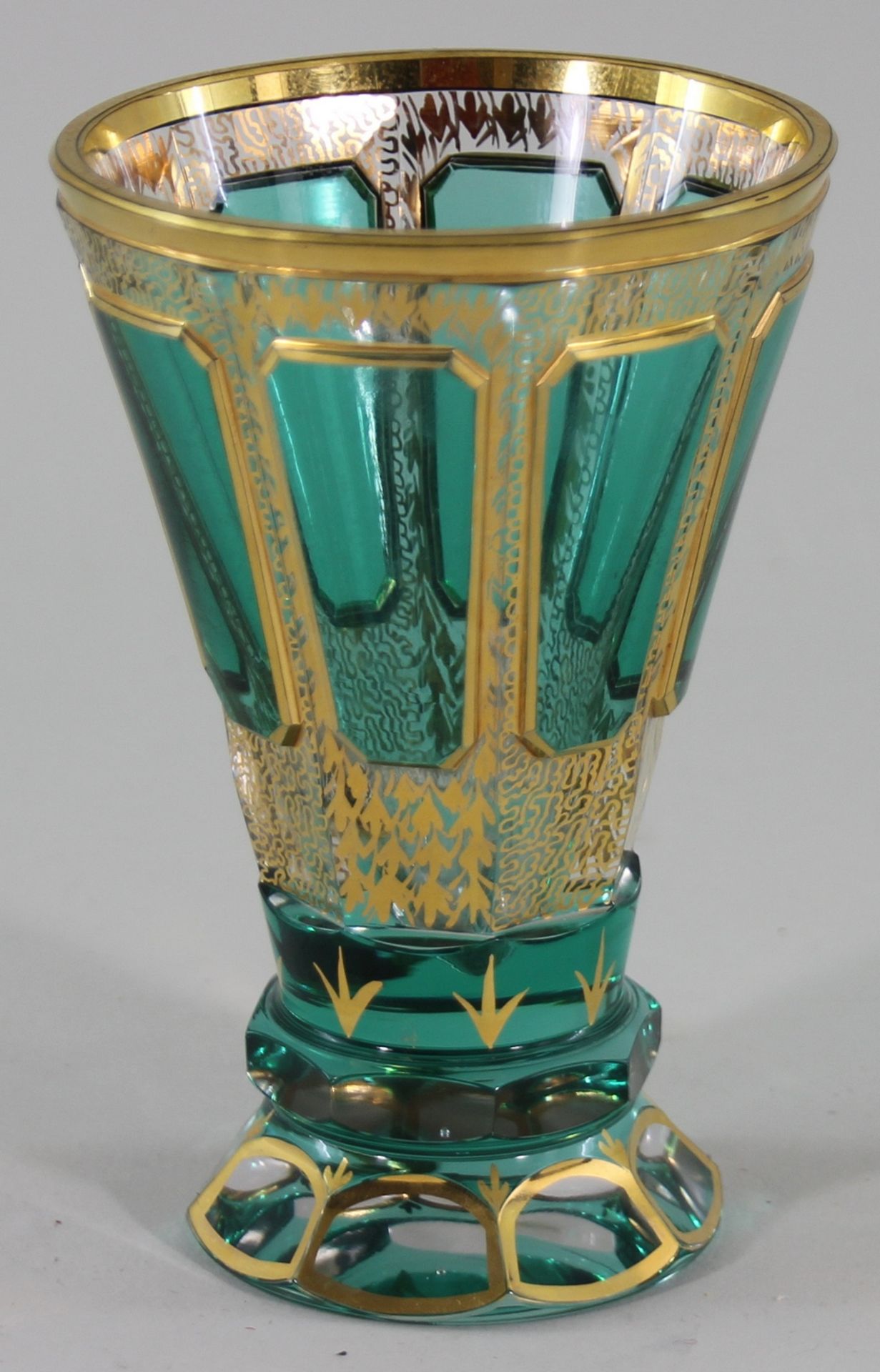 Grüner Kristall-Fußbecher mit Echt Gold gehöhtem Ornamentdekor , sehr guter Zustand, Höhe: ca