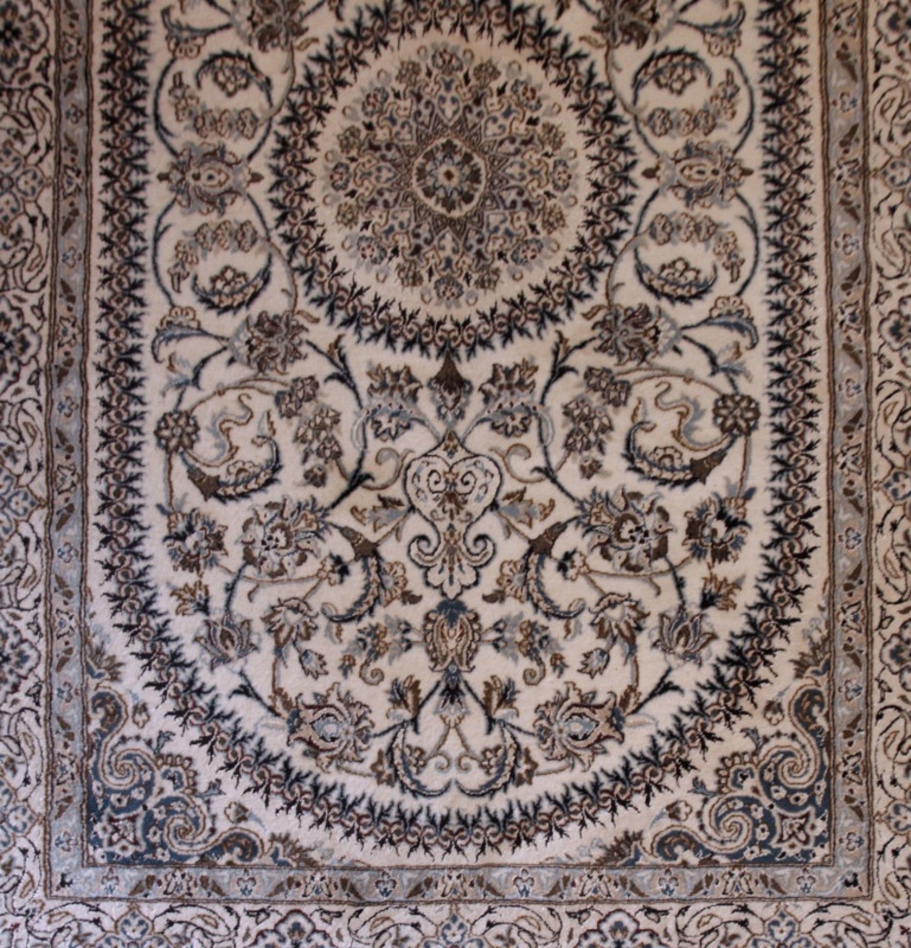 Grosser Nain, Wolle mit Seidenfaden, Iran , Hellgrundig mit floralen Motiven, Länge ca.: 300cm, - Image 2 of 3