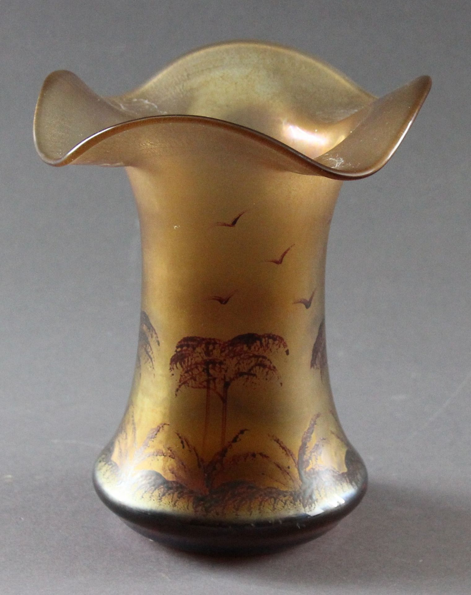 Jugendstil Tuchvase, Glasmanufaktur Poschinger, Frauenau, mit Landschaftsmalerei mit Vögeln , gold/