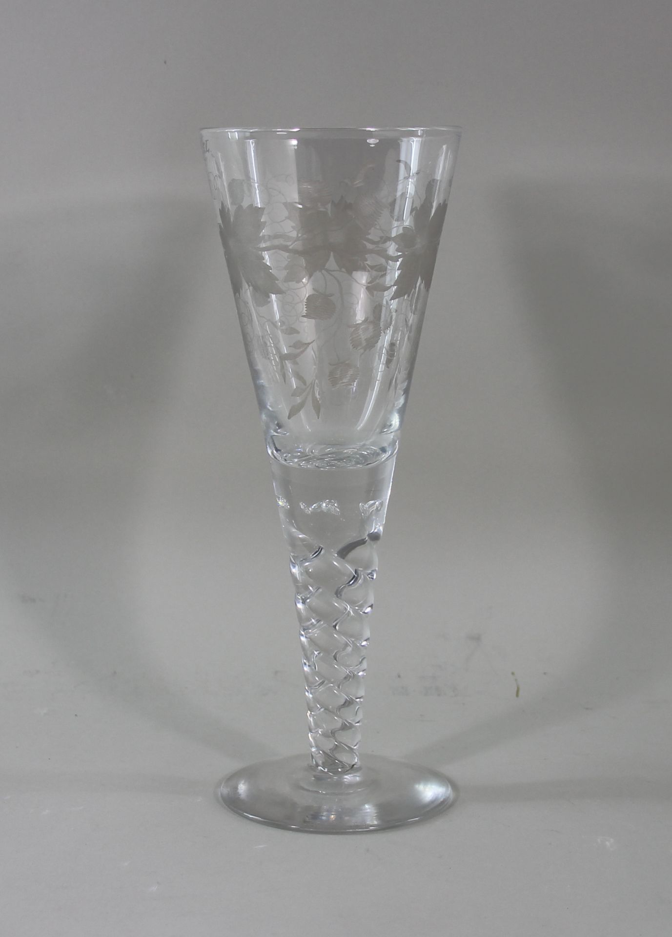 Grosses Spitzkelchglas, Josephinenhütte, 1.H.20.Jhd. Kuppa mit umlaufenden Hopfenranken -