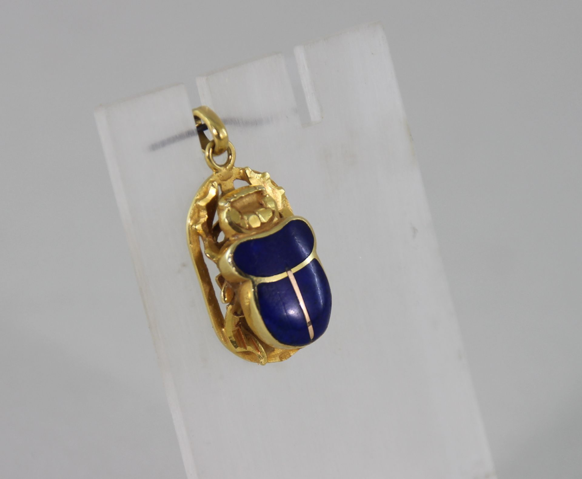 Anhänger, "Skarabeus", 750er Gelbgold, besetzt mit Lapislazuli, Ges.-Gew. ca.: 4,1gr. Lapis mit