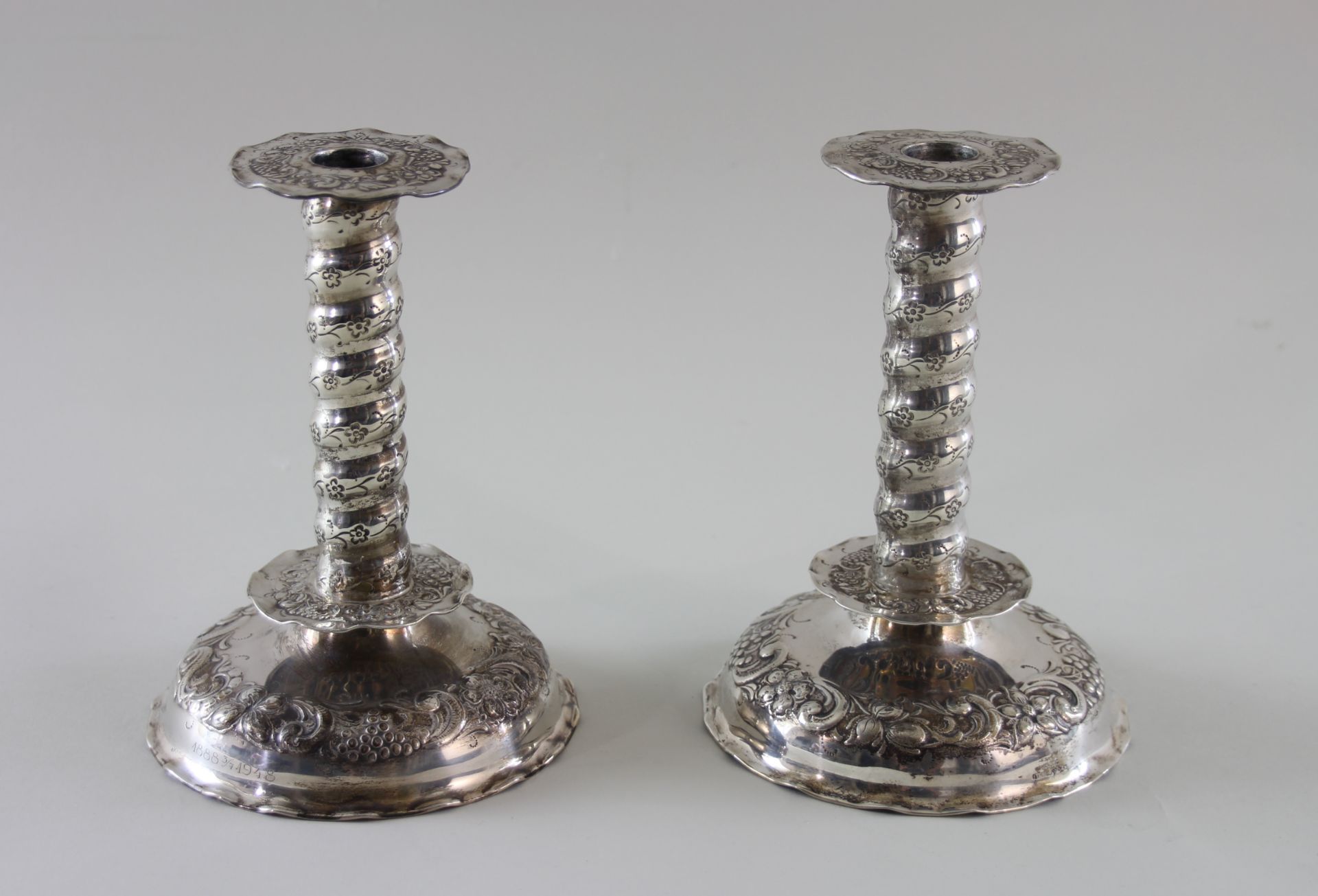 1 Paar Kerzenleuchter, 830er Silber, Schweden, Ges.-Gew. ca.: 479gr. mehrfach gepunzt, 1 Leuchter