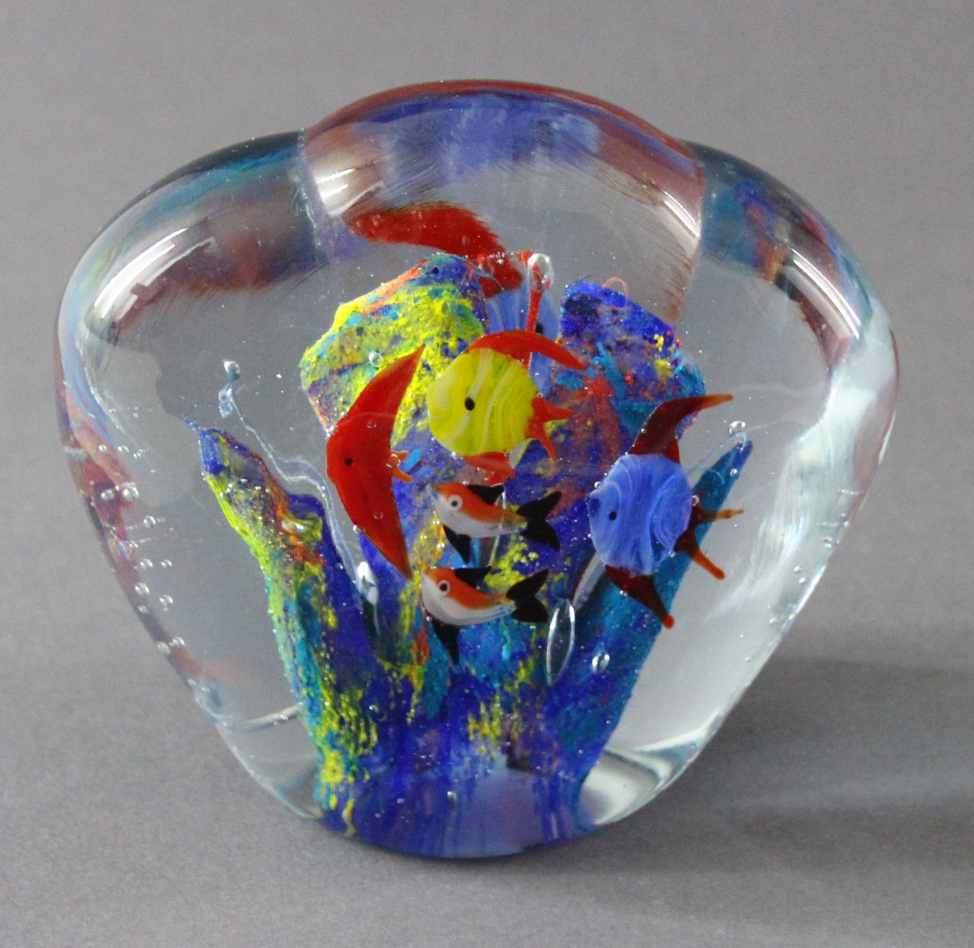 Paperweight, Murano, "Aquarium", 20. Jhd. Flache, dreipassige Form, farbloses Glas, acht kleine