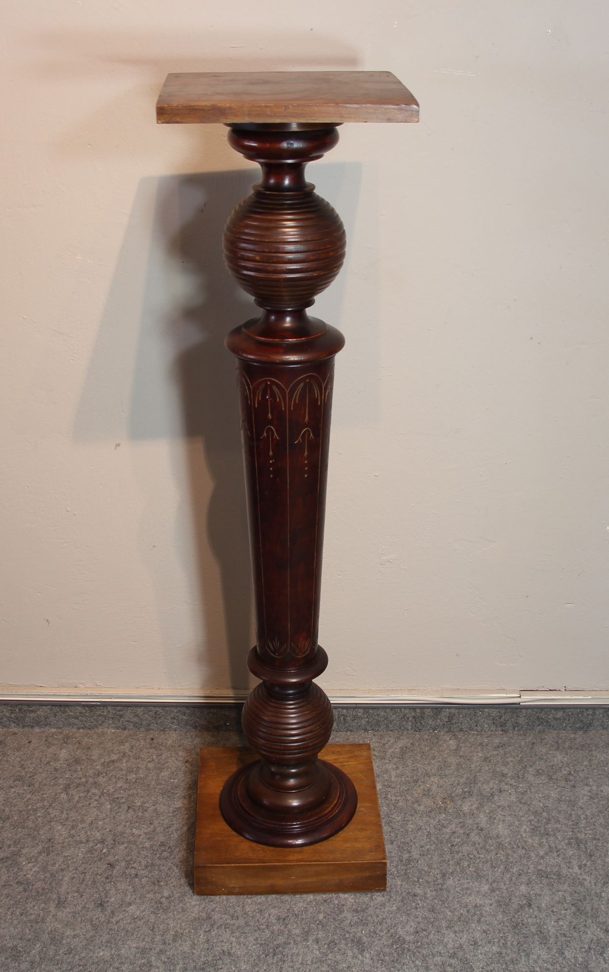 Jugendstil-Blumensäule, Mahagoni, um 1910/20 Höhe ca.: 108,5cm, Platte ca.: 27cm x 27cm