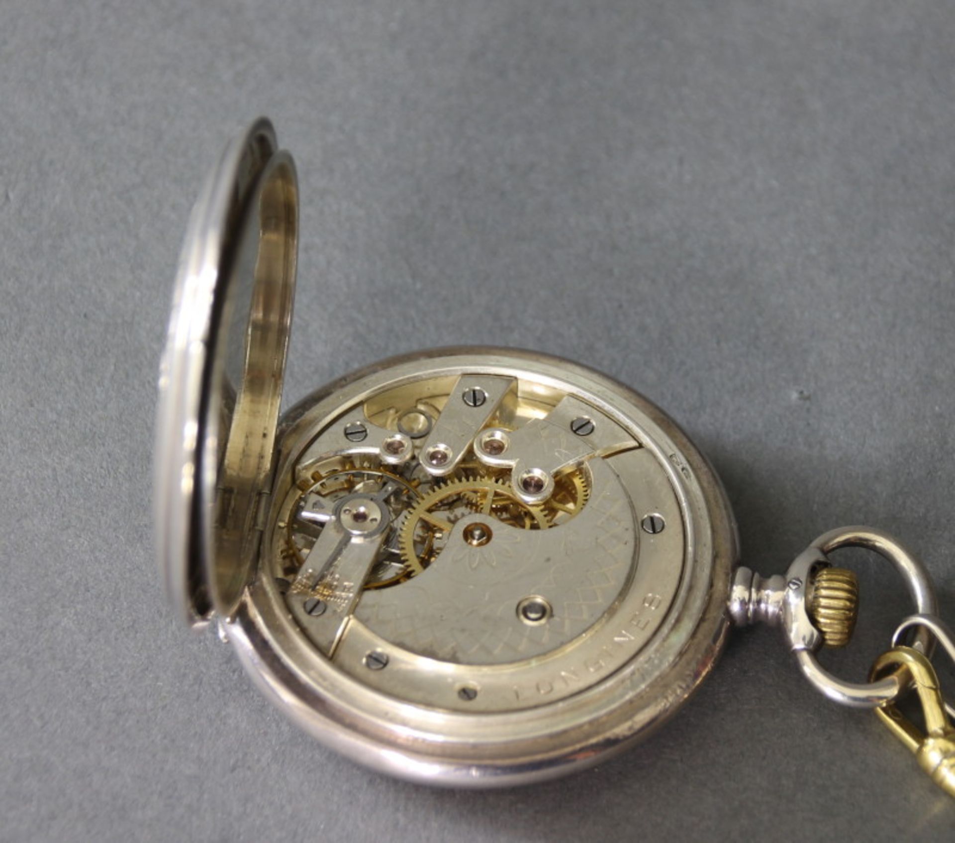 Herren-Taschenuhr, 900er Silber, "Longines", an versilberter Uhrenkette, um 1900 gravierte Deckel - Image 3 of 4