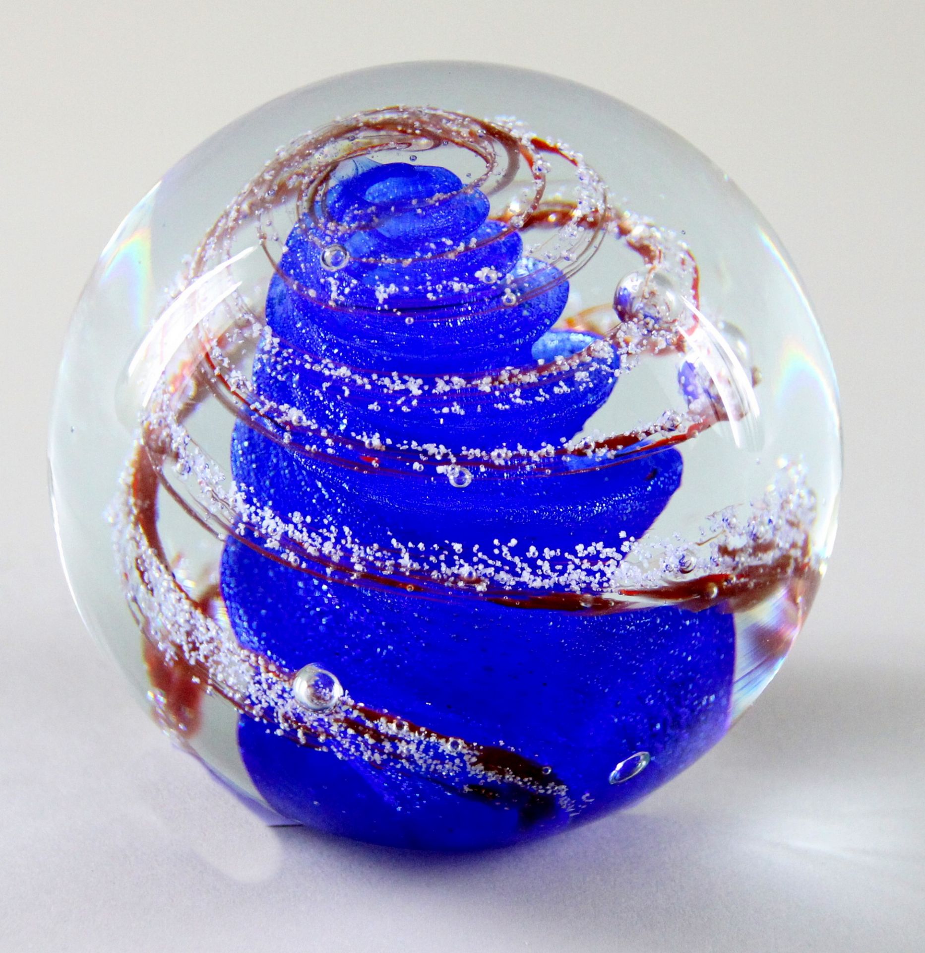 Paperweight, Bohemia Cristal, 20. Jhd. Farbloses Glas, blauer Spiralkern, darüber Wirbel in Rot mit