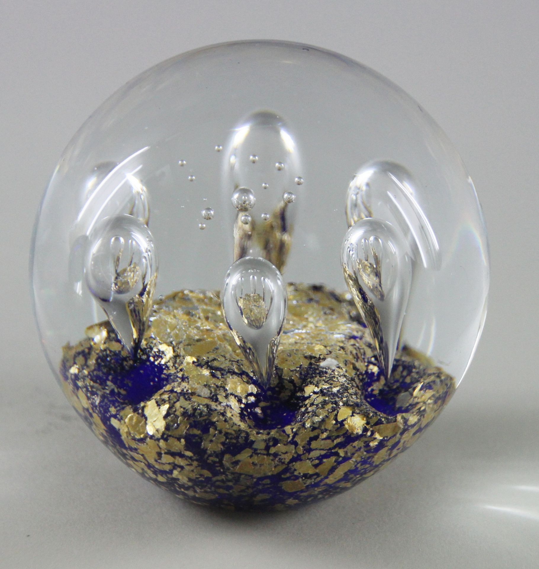 Paperweight, 20. Jhd. Farbloses Glas, blauer Grund mit Goldkröseln, radial 6 aufsteigende