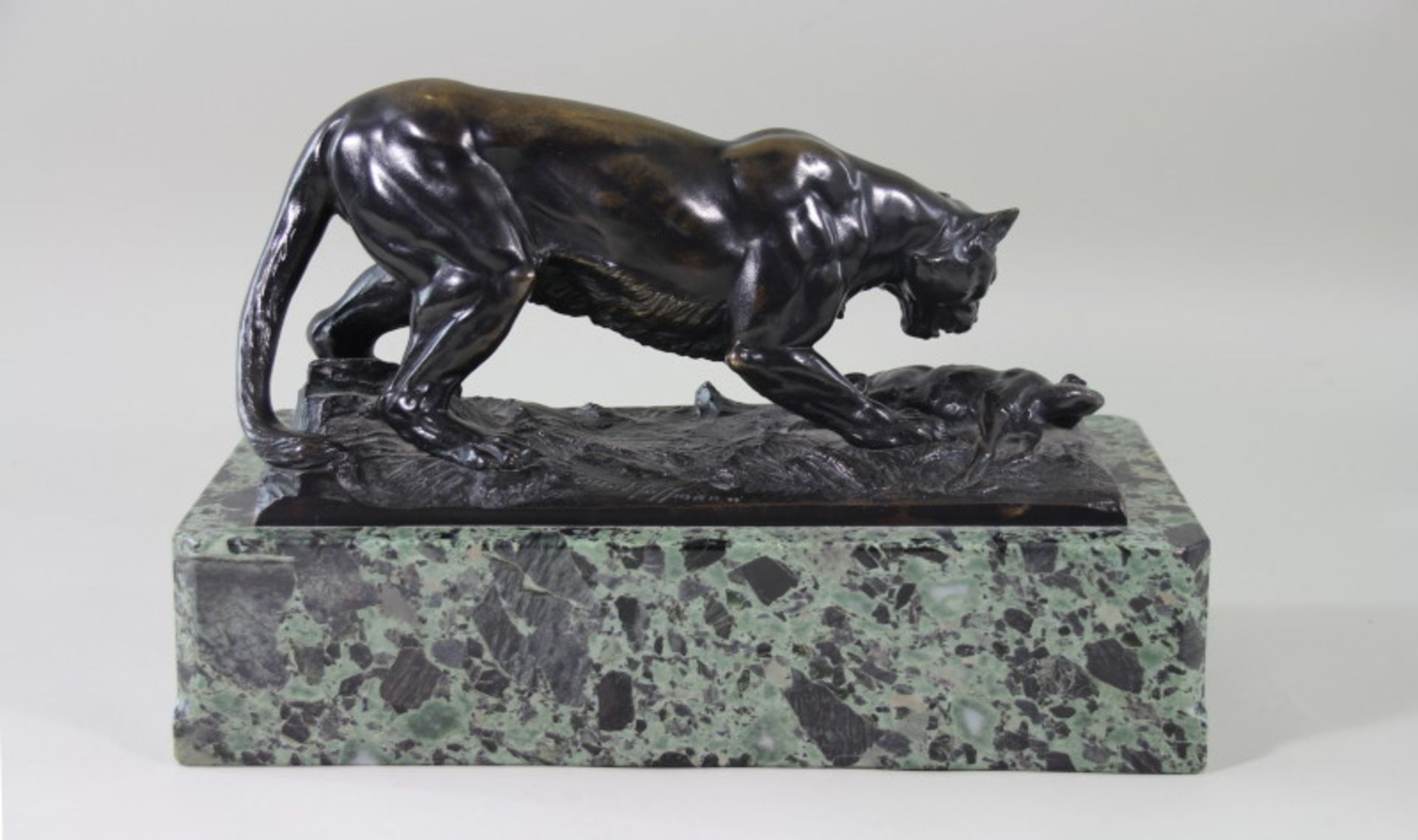 Bronzeskulptur, "Löwin mit erlegter Gazelle", Otto Hoffmann (1885-1915) Skulptur - braun/goldene - Bild 2 aus 3
