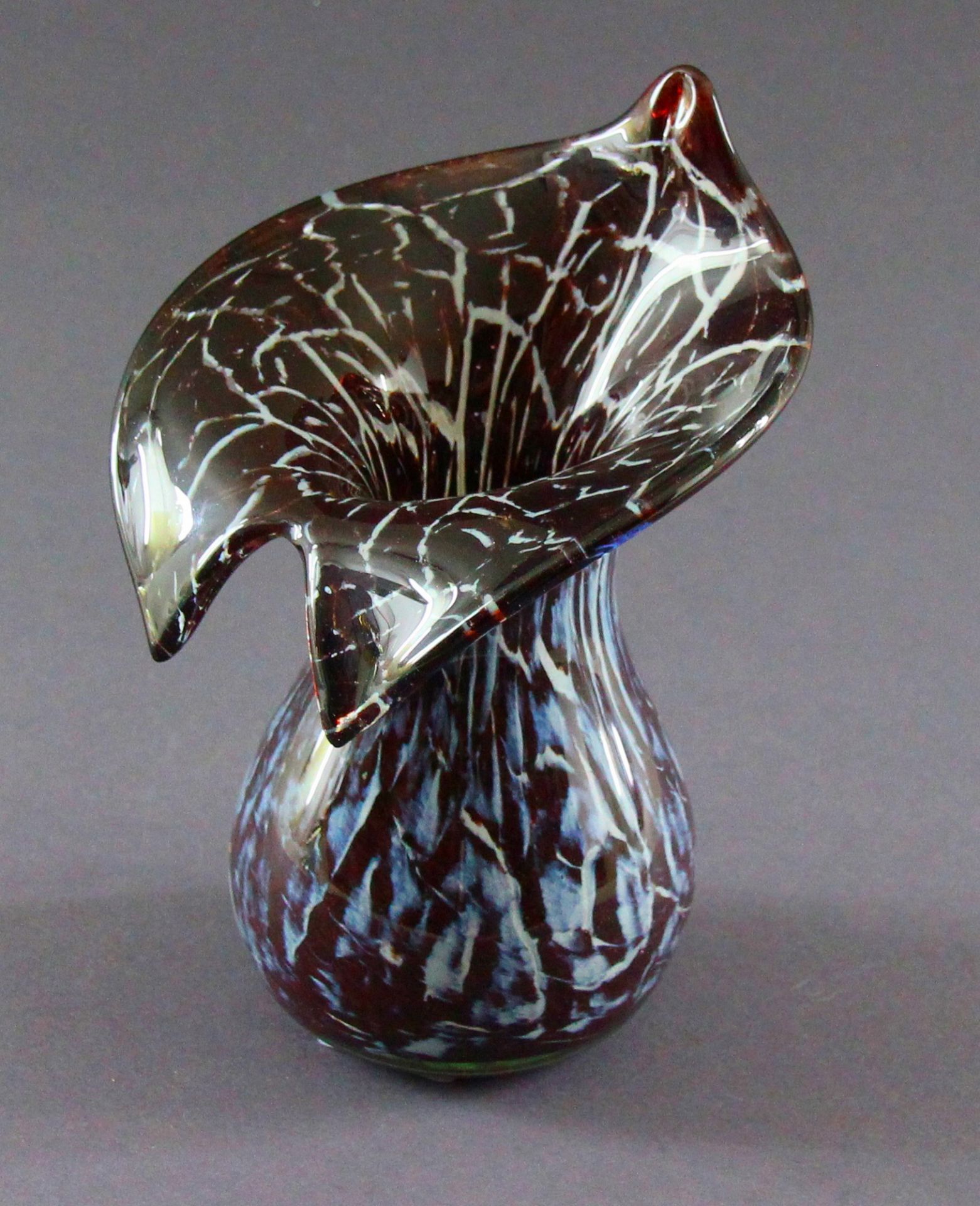 Vase, Murano, 20. Jhd. Bauchiger Vasenkorpus mit aufgezogenem Rand in Blütenform, marmoriertes Glas