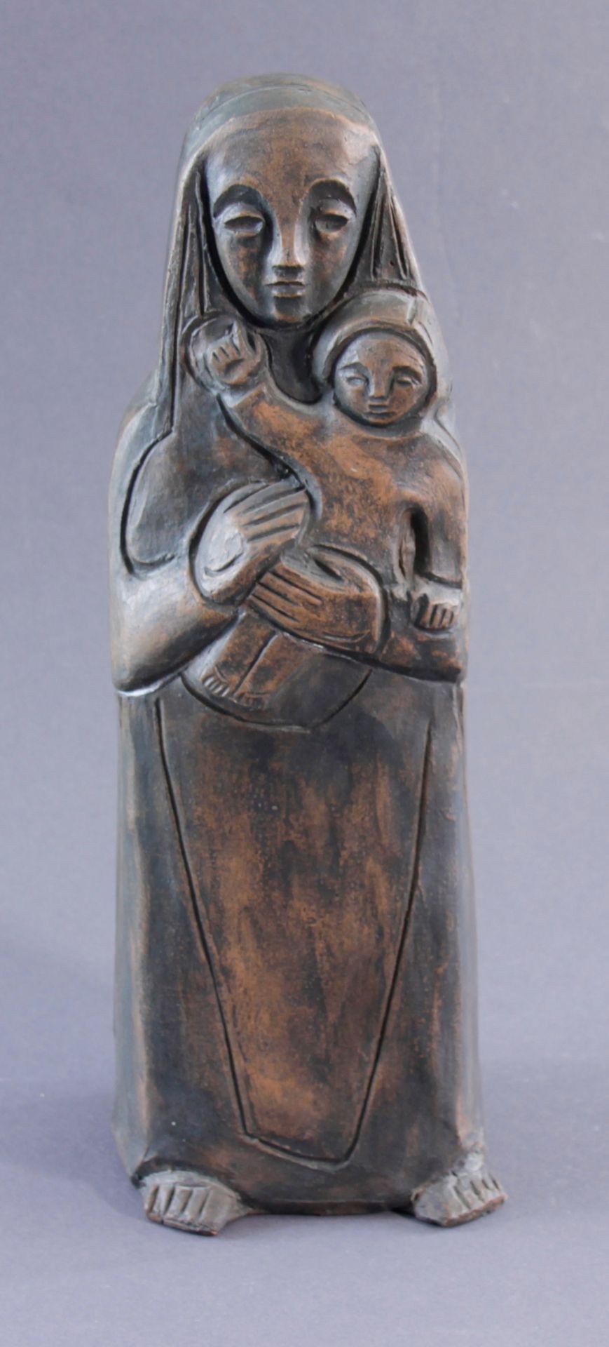 Heinrich Everding (1925 - 2005) - Terrakotta Skulptur, "Madonna mit Jesusknaben", 20. Jhd. Unten im