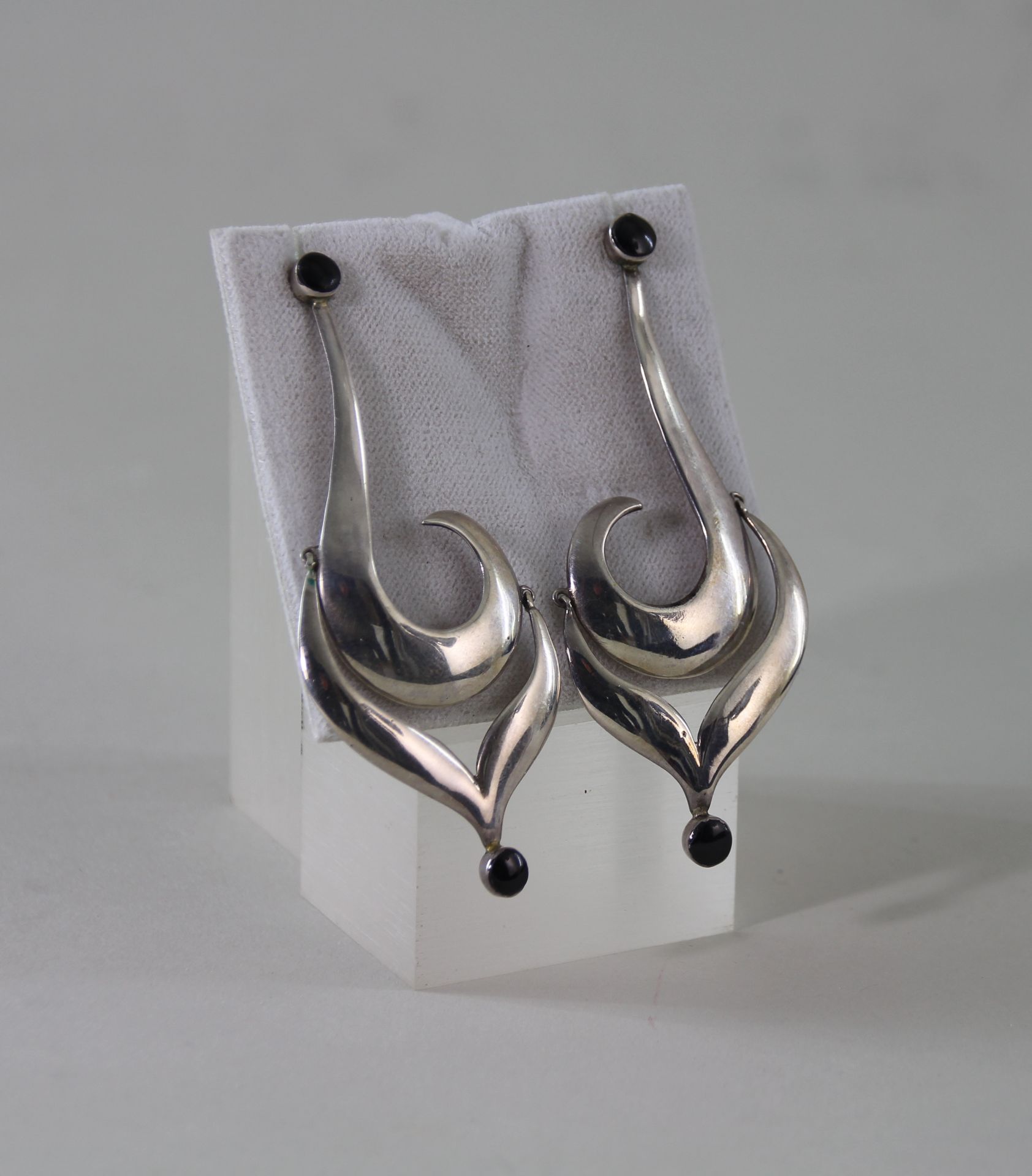 1 Paar Designer Ohrhänger, 925er Silber mit Onyx, Ges.-Gew. ca.: 12,6gr. Länge ca.: 7cm