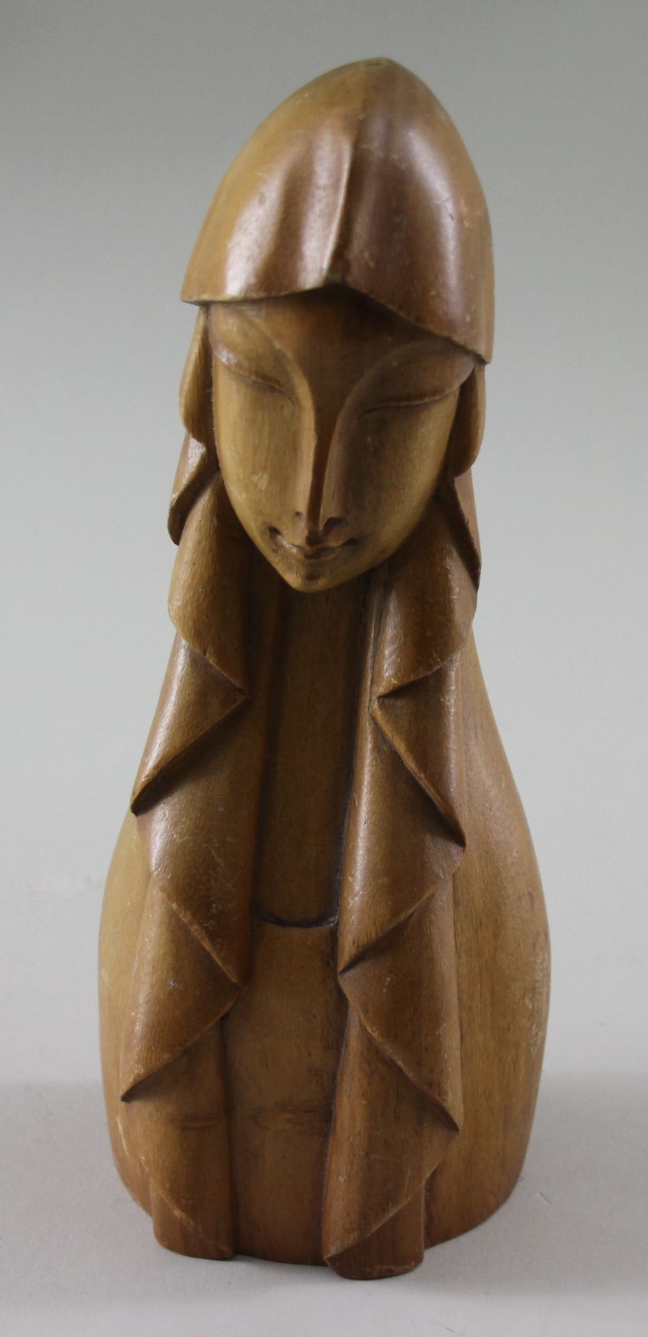 Art Deco Madonna, Nußbaumskulptur Höhe: ca 23cm, Breite: ca 10cm