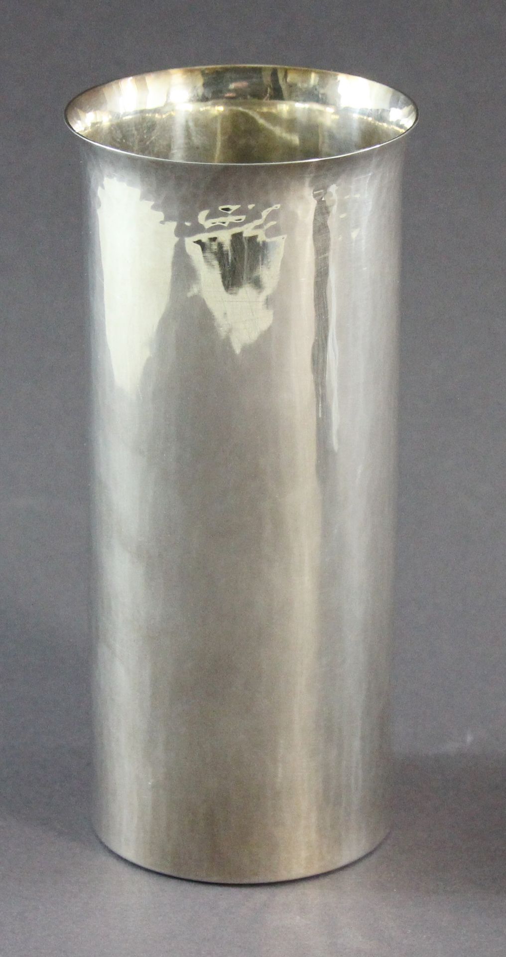 Vase, 830er Silber, Uppsala, Schweden, 1975, Gesamtgewicht: ca. 246gr. Geradwandiger, gehämmerter