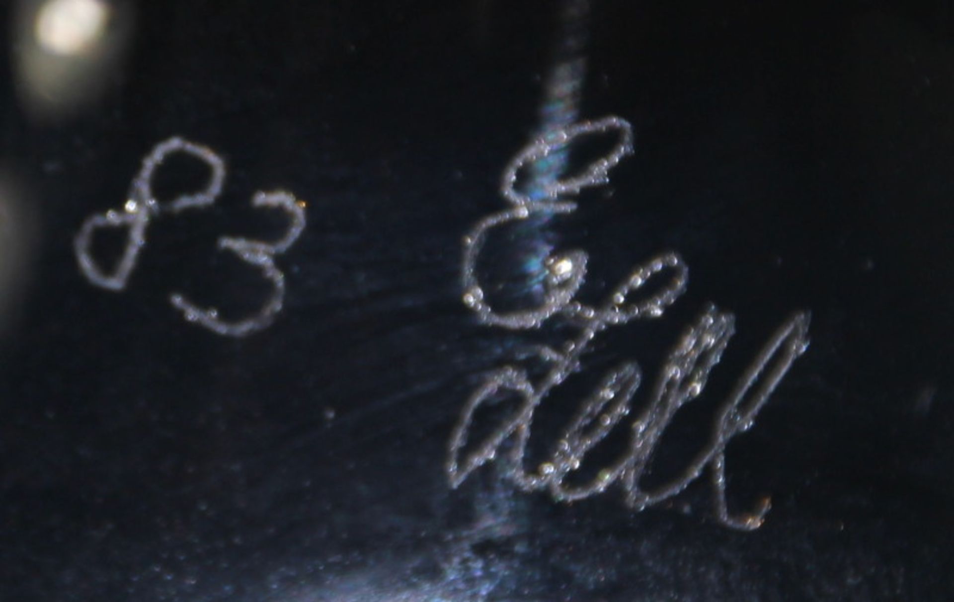 Hochstieliges Künstlerglas, "E.Zell, 83" am Fuß signiert und datiert, guter Zustand, Höhe ca.: 32cm - Bild 2 aus 2