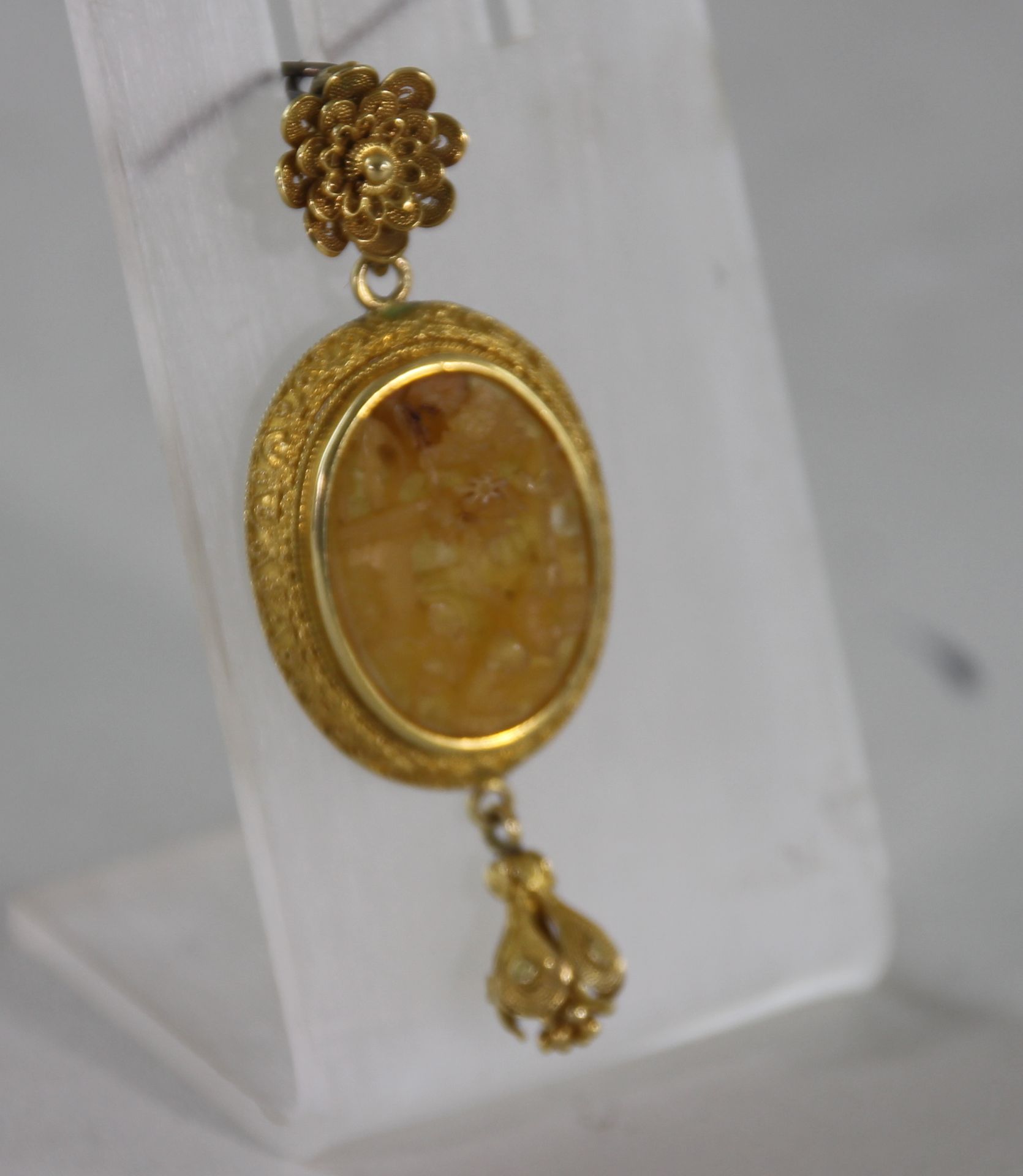 Biedermeier Anhänger, 333er Gelbgold, mit beschnitzter Szenerie, Ges.-Gew. ca.: 3,6gr. verso