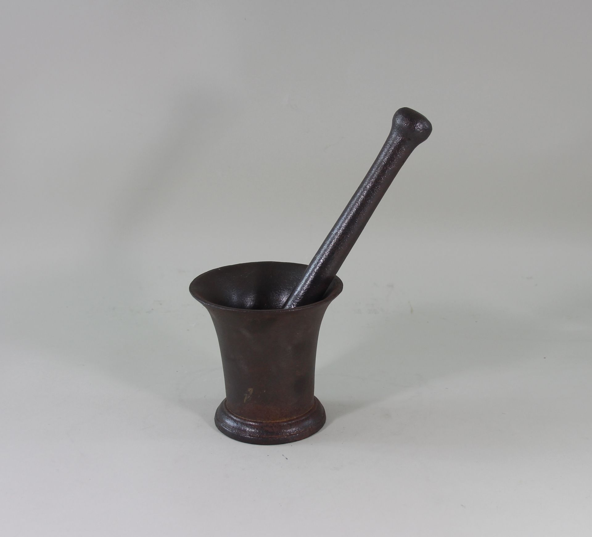 Antiker Eisen Mörser mit Pistill Schauseite "R/Rex 2", Höhe ca.: 12cm, Durchmesser ca.: 12,5cm,