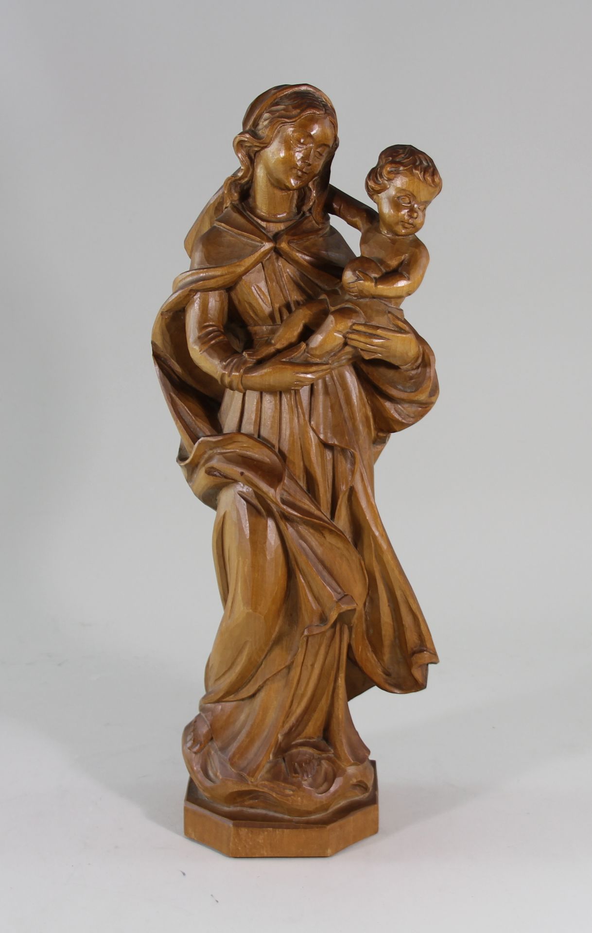 Holzskulptur, Nußbaum, "Madonna mit Jesusknaben", 20.Jhd. guter Zustand, Höhe ca.: 40cm