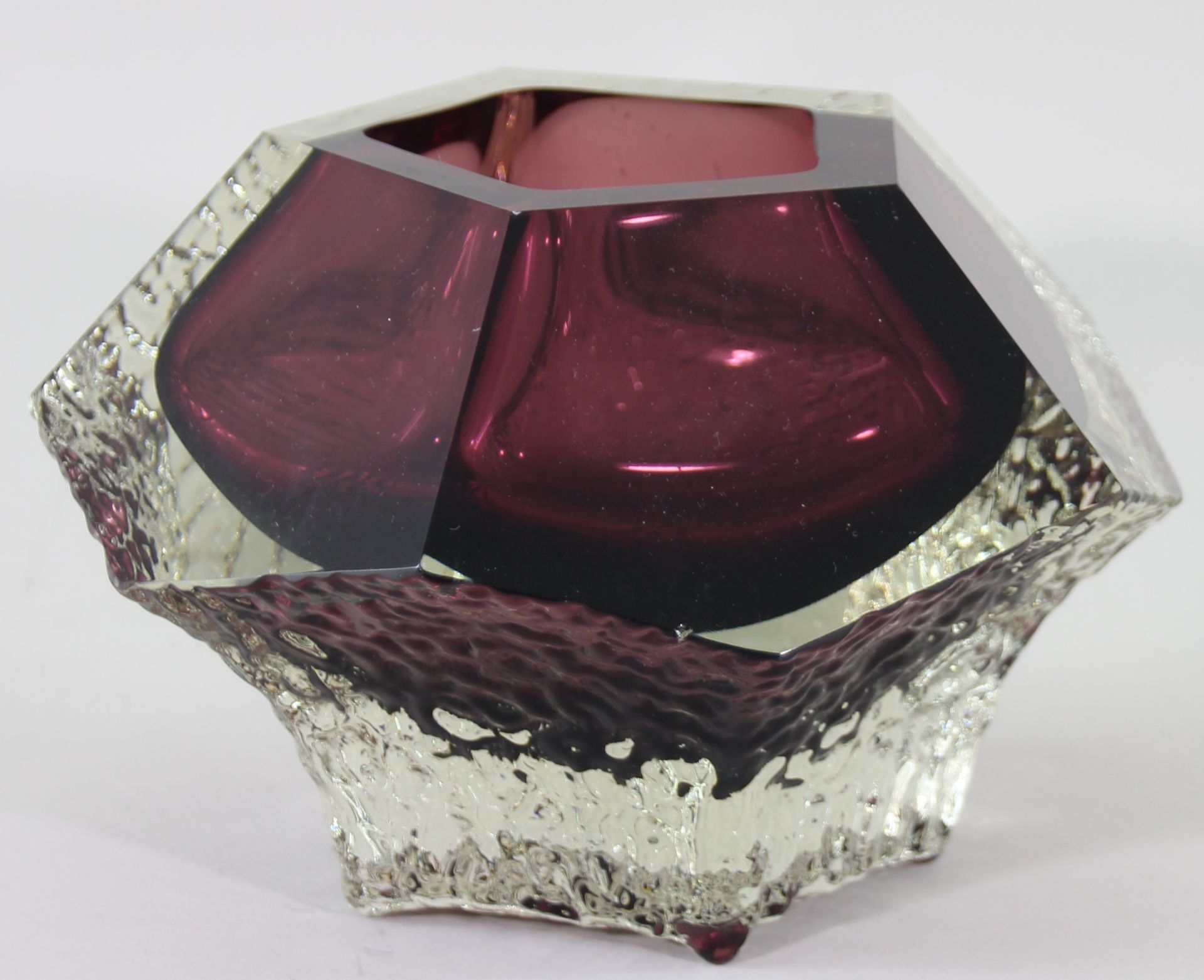 5-eckige Sommerso-Vase, Murano, um 1970 Klarglasüberfang mit lilanem Farbkern, Fuß mit starker