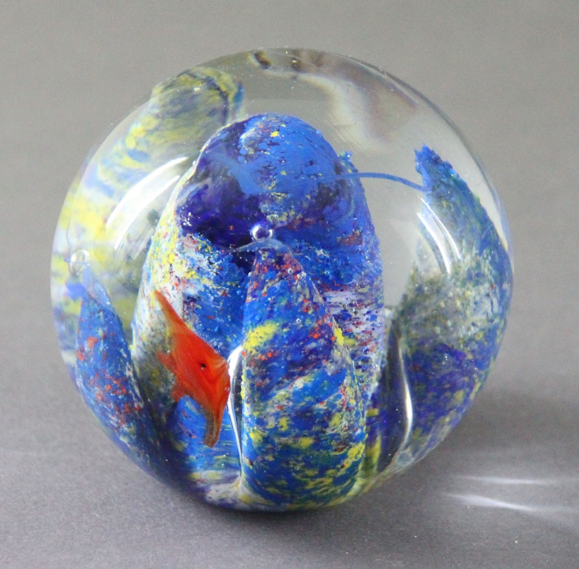 Paperweight, "Fische", 2. H. 20. Jhd. Kugelform, farbloses Glas, 2 kleine bunte Fische schwimmen um - Bild 2 aus 2