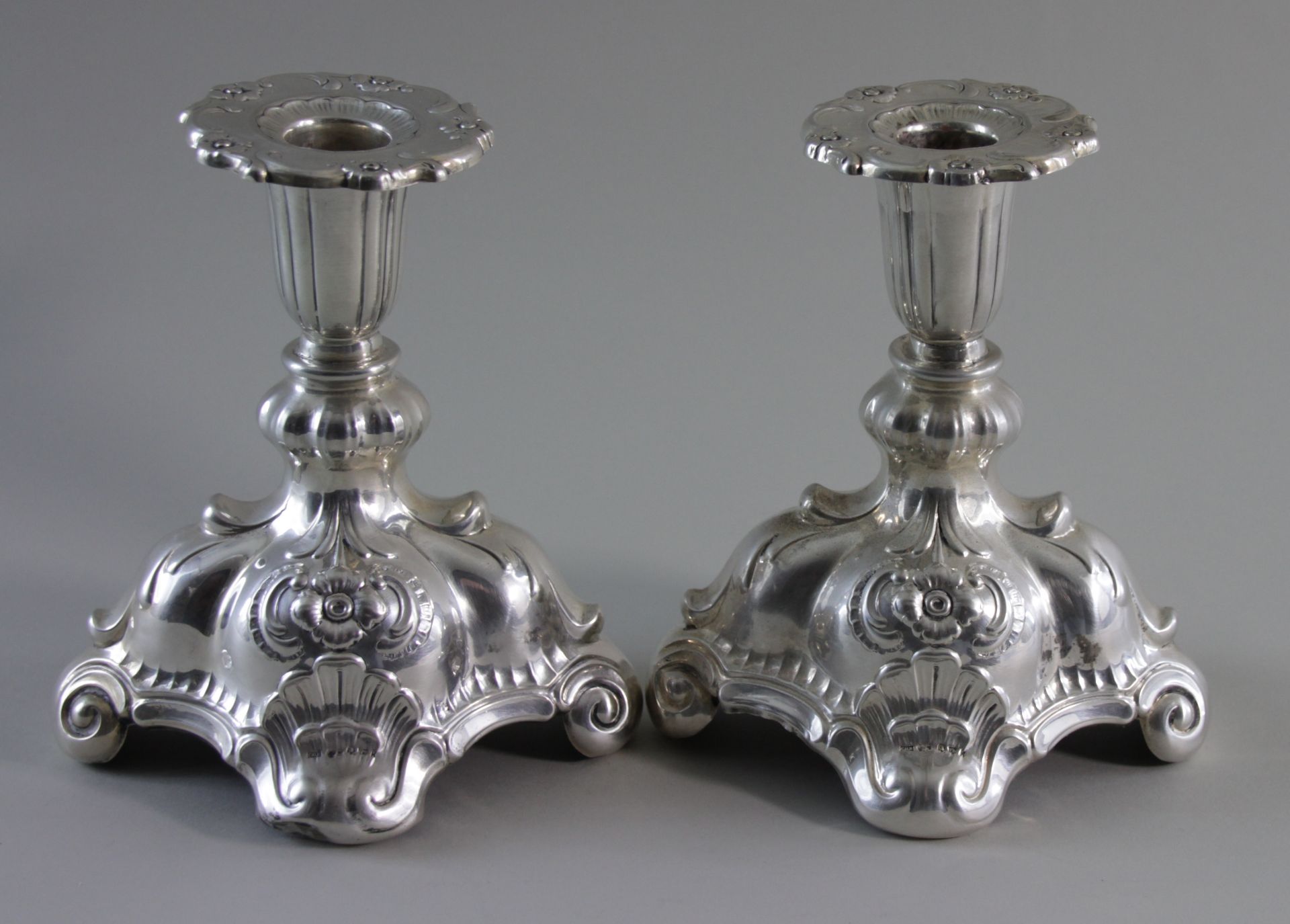 1 Paar Kerzenleuchter, 830er Silber, Stockholm, 1941, Gesamtgewicht: ca. 391 gr. Rautenförmig