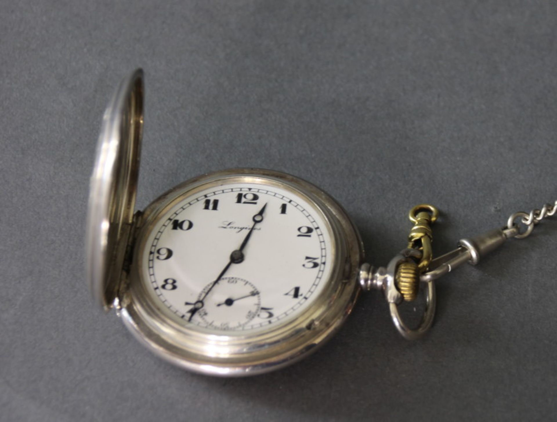 Herren-Taschenuhr, 900er Silber, "Longines", an versilberter Uhrenkette, um 1900 gravierte Deckel - Image 2 of 4