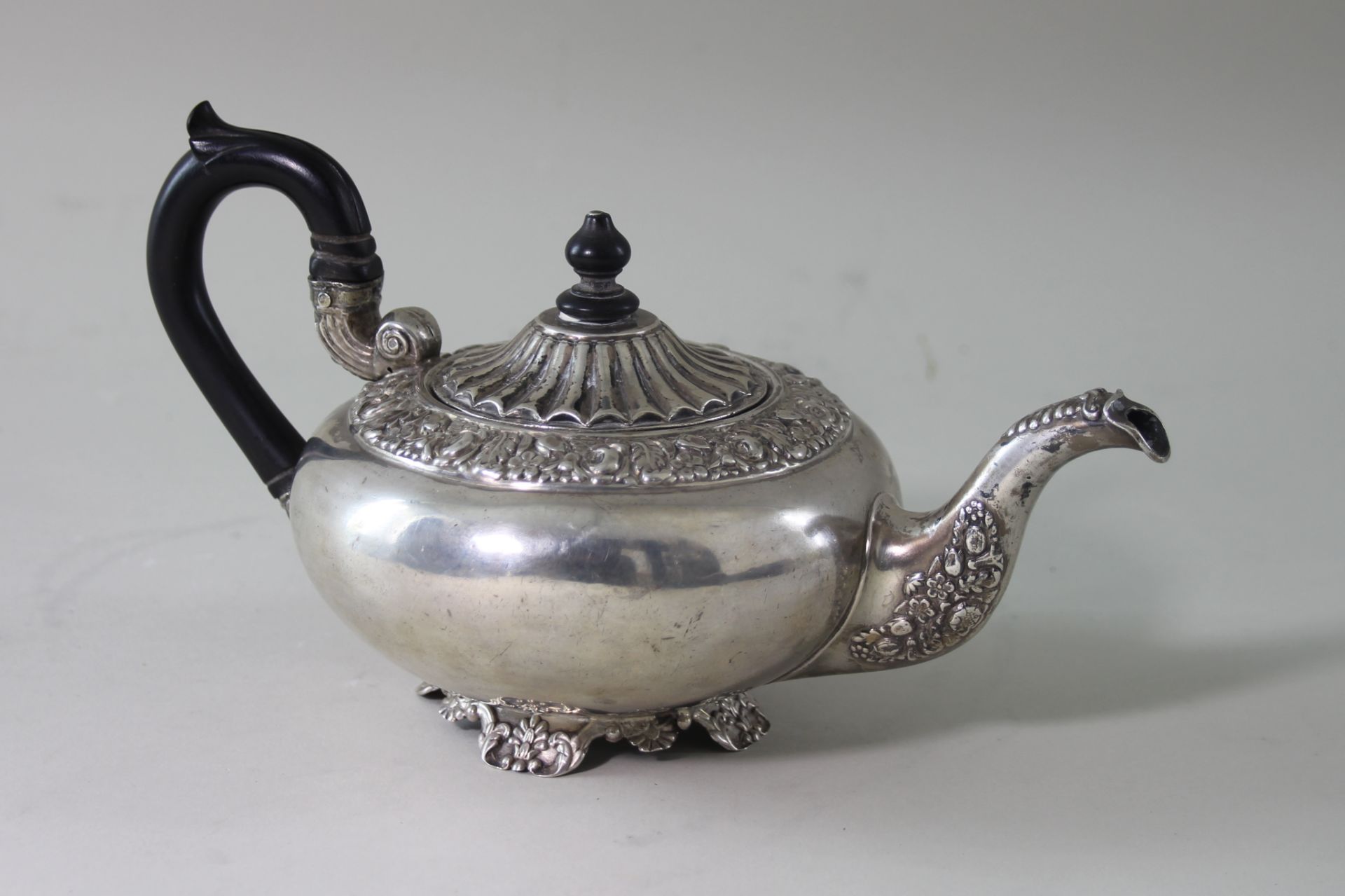 Teekanne, 13-lötiges Silber, 1.H.19.Jhd., Ges.-Gew.ca.: 462gr. Dekelknauf und Henkel ebonisiertes