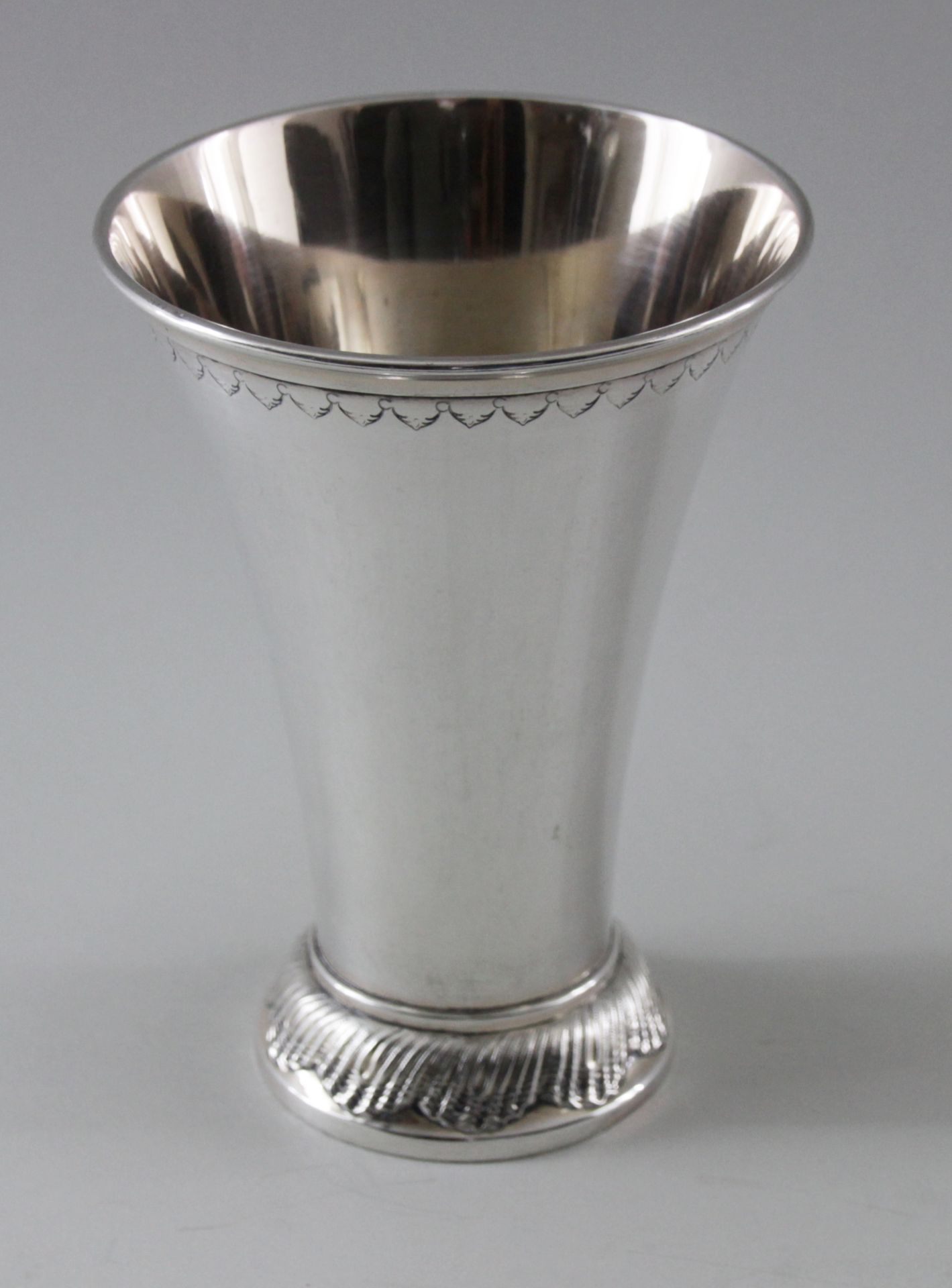 Vase, 830er Silber, Uppsala, 1923, Ges.-Gew. ca.: 155gr. runder überkragender Fuß mit konisch