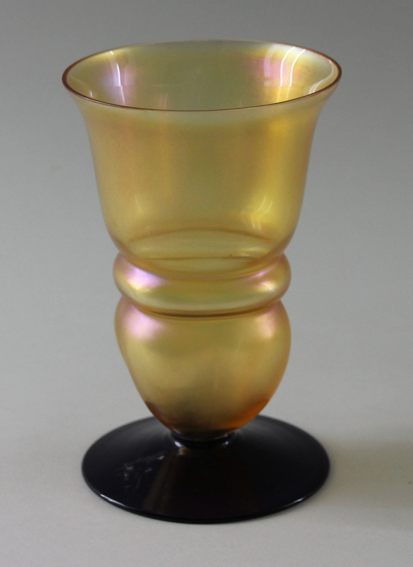 Art Deco - Vase, WMF Myra Kristall, 1930er Jahre. goldfarben changierendes Glas auf lila Tellerfuß,