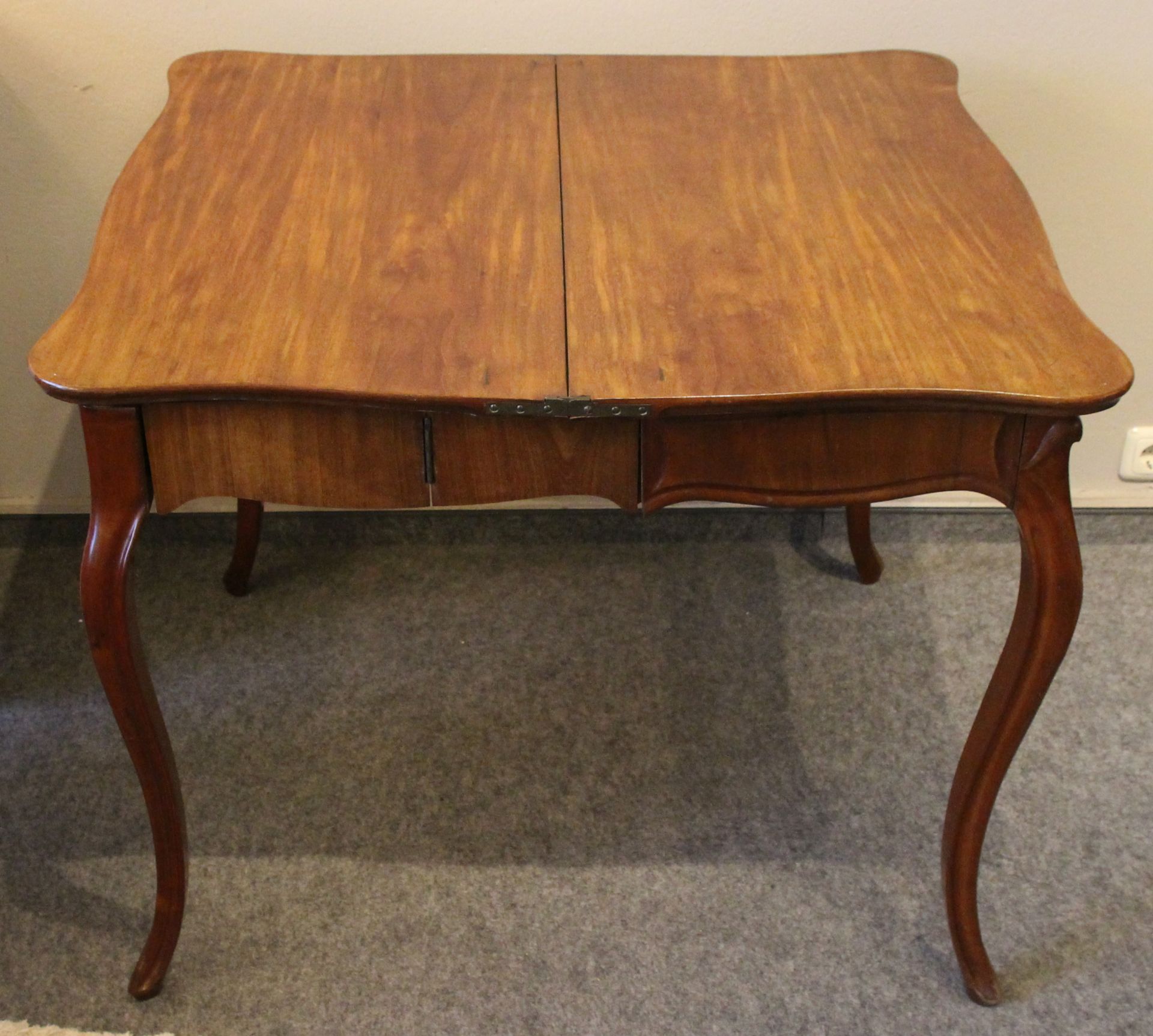 Louis Philippe Konsolen,- Spieltisch, Mahagoni, um 1860 eine Ecke mit Trockenriss, ansonsten guter