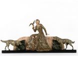 Dama con ave y perros. Escultura Art Déco. Francia, c.1930.