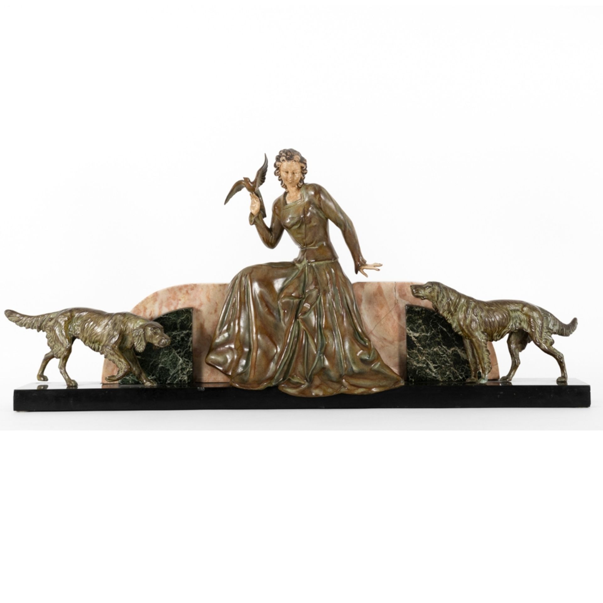 Dama con ave y perros. Escultura Art Déco. Francia, c.1930.